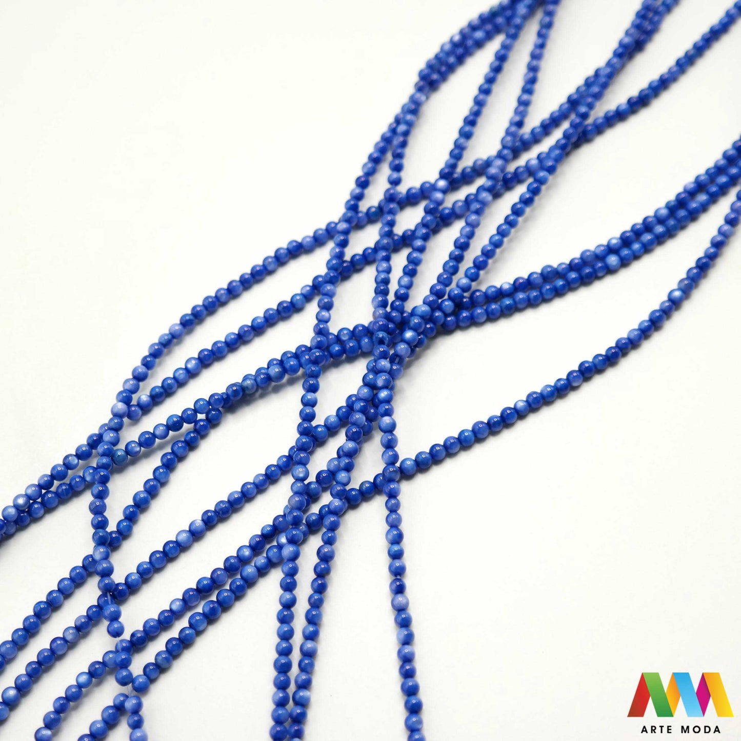 sedef školjka mekušac biser puž glavonožac kalcijev karbonat hitin poludrago kamenje repromaterijal poludragi kamen mineral Sedef je lako prepoznatljiva glatka tvar duginih boja koja tvori unutarnji sloj školjke određenih vrsta mekušaca i prekriva vanjski sloj bisera Sastoji se od kalcijevog karbonata kojeg izlučuju neki morski i slatkovodni mekušci te ga ova struktura čini otpornim na oštećenja dajući joj prepoznatljivi i jedinstveni sedefasti sjaj arte moda repromaterijal