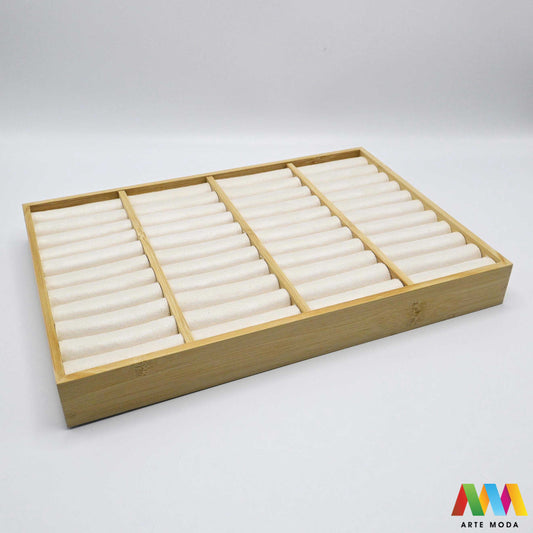 stalci za narukvice naušnica drveni skaj pamučna špaga plišani organizator držač izlaganje nakita oprema butik prezentacija elegantni luksuzni Predstavite svoje narukvice na najljepši način uz naše unikatne drvene stalke presvučene plišom skajem ili pamučnom špagom Svaki stalak pruža savršenu podlogu koja štiti nakit od ogrebotina istovremeno nudeći raznolikost tekstura i stilova – od nježne elegancije pliša preko moderne profinjenosti skaja do rustikalnog šarma pamučne špage arte moda repromaterijal