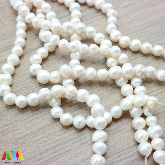 riječni biser zrno bisernica sedef školjka dragi kamen dragulj poludrago kamenje repromaterijal poludragi ukrasni mineral kristal Biser je zrnata tvorevina koja nastaje kod nekih mekušaca osobito kod školjaka bisernica Sastavljeni su od tankih koncentričnih slojeva sedefa i većinom su okruglasti Umjetno uzgojen biser pravi je dragulj mora kojega su stvorili zajednički napori prirode čovjeka i školjke - bisernice arte moda