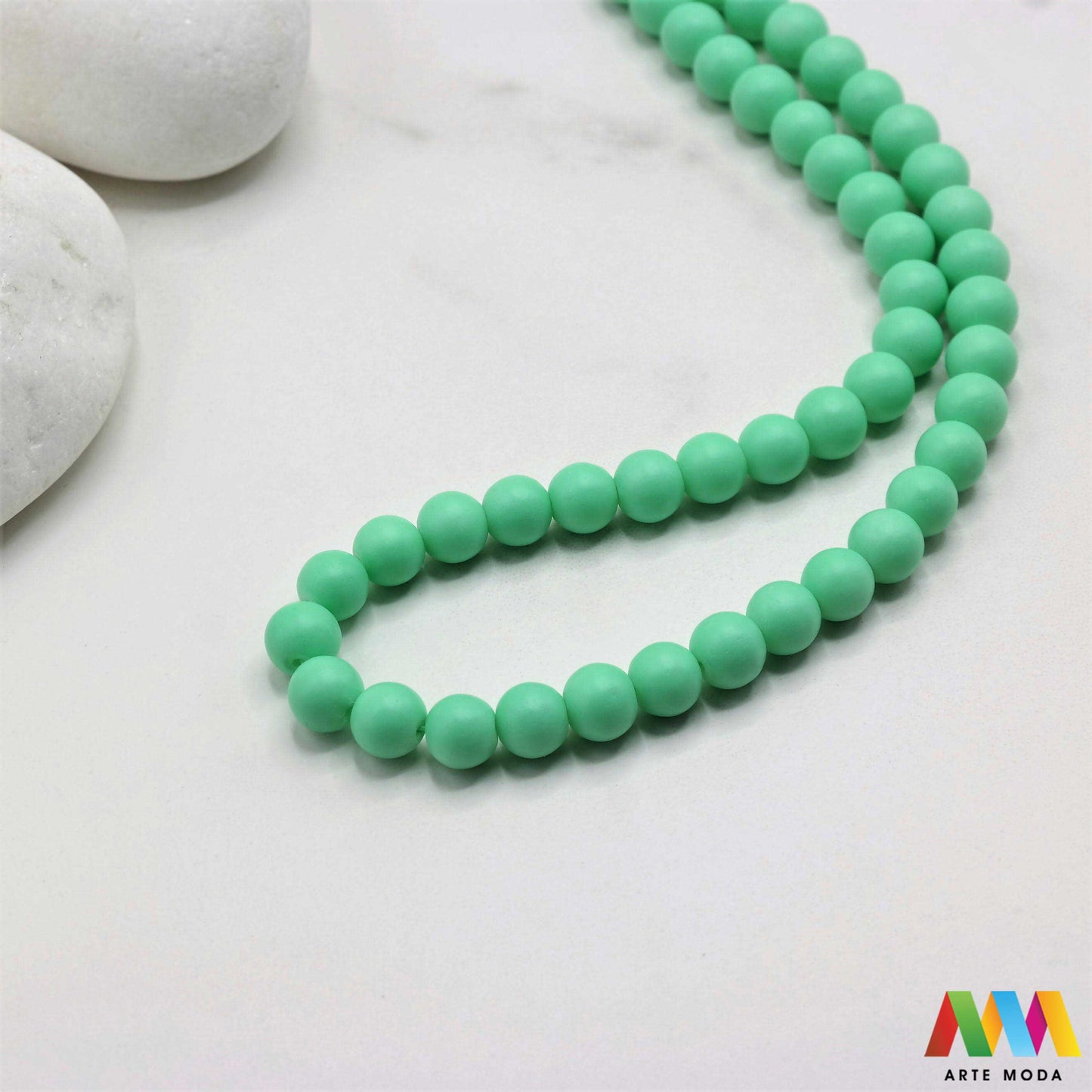 stakleni niz staklo perle zrna zrno staklena perla okrugle okrugla Staklene okrugle perle koje služe za nizanje i izradu nakita poput narukvica i ogrlica te torbica i ostalih modnih dodataka