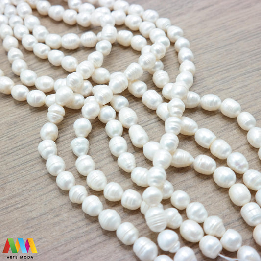 riječni biser zrno bisernica sedef školjka dragi kamen dragulj poludrago kamenje repromaterijal poludragi ukrasni mineral kristal Biser je zrnata tvorevina koja nastaje kod nekih mekušaca osobito kod školjaka bisernica Sastavljeni su od tankih koncentričnih slojeva sedefa i većinom su okruglasti Umjetno uzgojen biser pravi je dragulj mora kojega su stvorili zajednički napori prirode čovjeka i školjke - bisernice arte moda