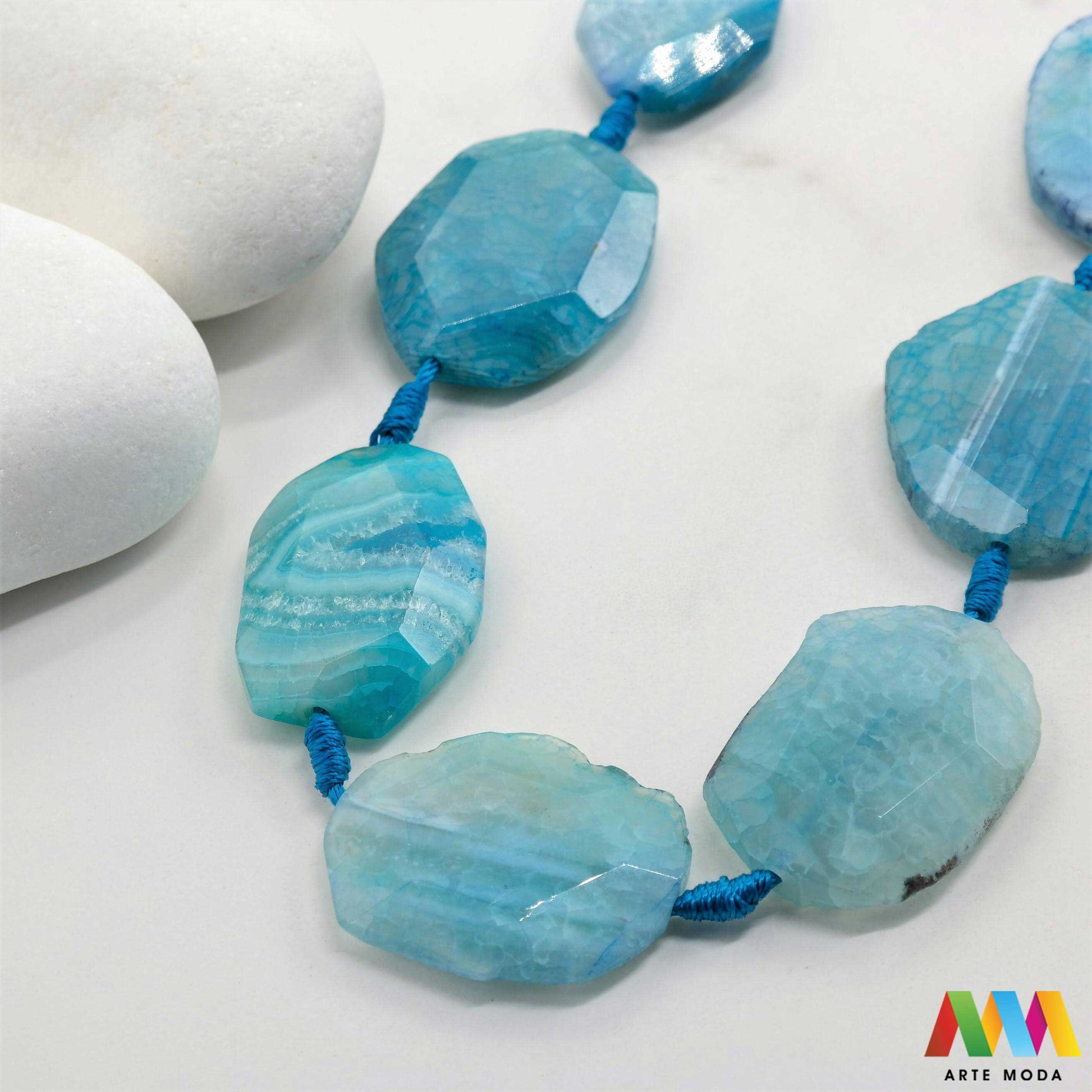 poludragi kamen ahat kristal kalcedon polu dragi poludrago kamenje dragulj mineral kvarc Ahat je jedan od najrasprostranjenijih kristala na planeti Ahat spada u grupu kalcedona izrazito je dekorativan te se od njega izrađuje lijepi nakit i ukrasni predmeti U Hrvatskoj je poznati Lepoglavski Ahat s brda Gaveznica