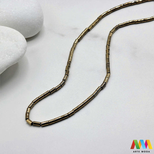 hematit krvavi kamen poludragi mineral metalni sjaj kvarc zrcalo kristal prirodni metalik meditacija zaštita repromaterijal Hematit (ili krvavi kamen) je prirodni mineral smeđe sive ili crne boje karakteriziran prisustvom hladnog metalnog sjaja Vjeruje se da pomaže u jačanju volje samopouzdanja i povezanosti s majkom zemljom Nakit izrađen od njega fascinira svojim tajanstvenim zrcalnim sjajem