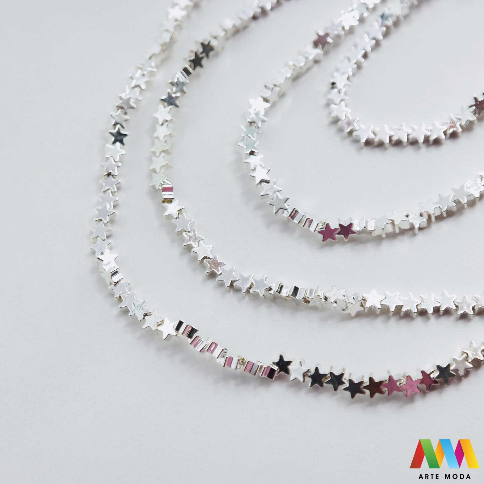 hematit krvavi kamen poludragi mineral metalni sjaj kvarc zrcalo kristal prirodni metalik meditacija zaštita repromaterijal Hematit (ili krvavi kamen) je prirodni mineral smeđe sive ili crne boje karakteriziran prisustvom hladnog metalnog sjaja Vjeruje se da pomaže u jačanju volje samopouzdanja i povezanosti s majkom zemljom Nakit izrađen od njega fascinira svojim tajanstvenim zrcalnim sjajem