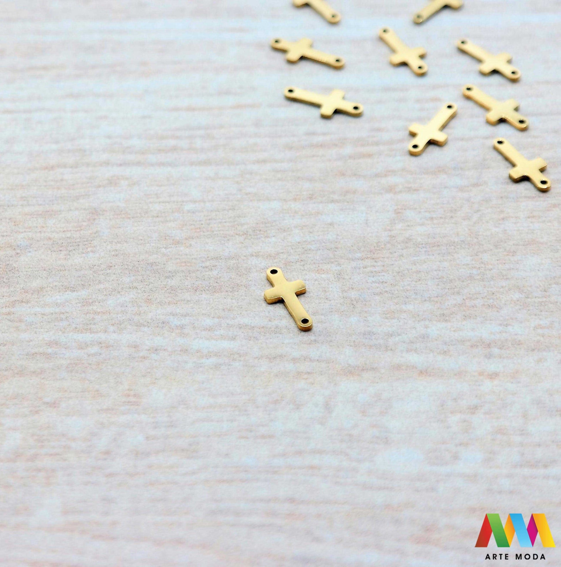 križ križić kriz krizic sakralni privjesak od čelika privjesak čelik čelični ogrlice ogrlica narukvica narukvice nehrđajući krunica privjesci izrađeni od nehrđajućeg čelika 316L koji služe za izradu nakita poput narukvica ili ogrlica najčešće se koriste za izradu krunica