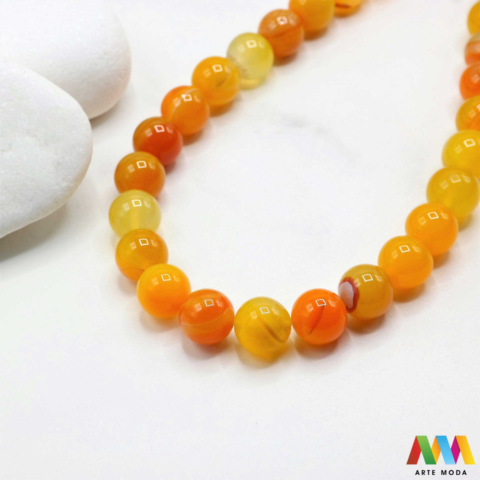 poludragi kamen ahat kristal kalcedon polu dragi poludrago kamenje dragulj mineral kvarc Ahat je jedan od najrasprostranjenijih kristala na planeti Ahat spada u grupu kalcedona izrazito je dekorativan te se od njega izrađuje lijepi nakit i ukrasni predmeti U Hrvatskoj je poznati Lepoglavski Ahat s brda Gaveznica