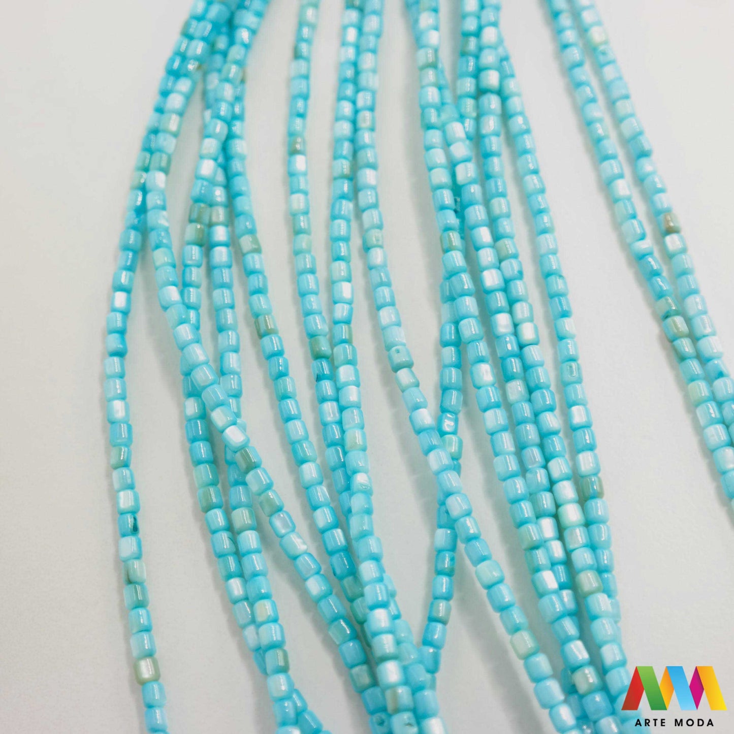 sedef školjka mekušac biser puž glavonožac kalcijev karbonat hitin poludrago kamenje repromaterijal poludragi kamen mineral Sedef je lako prepoznatljiva glatka tvar duginih boja koja tvori unutarnji sloj školjke određenih vrsta mekušaca i prekriva vanjski sloj bisera Sastoji se od kalcijevog karbonata kojeg izlučuju neki morski i slatkovodni mekušci te ga ova struktura čini otpornim na oštećenja dajući joj prepoznatljivi i jedinstveni sedefasti sjaj arte moda repromaterijal