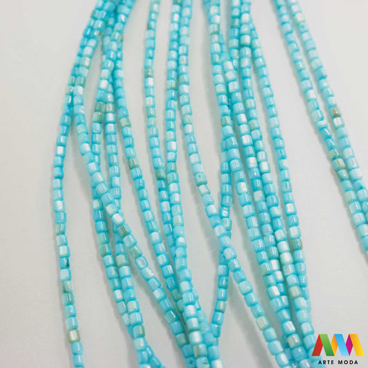 sedef školjka mekušac biser puž glavonožac kalcijev karbonat hitin poludrago kamenje repromaterijal poludragi kamen mineral Sedef je lako prepoznatljiva glatka tvar duginih boja koja tvori unutarnji sloj školjke određenih vrsta mekušaca i prekriva vanjski sloj bisera Sastoji se od kalcijevog karbonata kojeg izlučuju neki morski i slatkovodni mekušci te ga ova struktura čini otpornim na oštećenja dajući joj prepoznatljivi i jedinstveni sedefasti sjaj arte moda repromaterijal