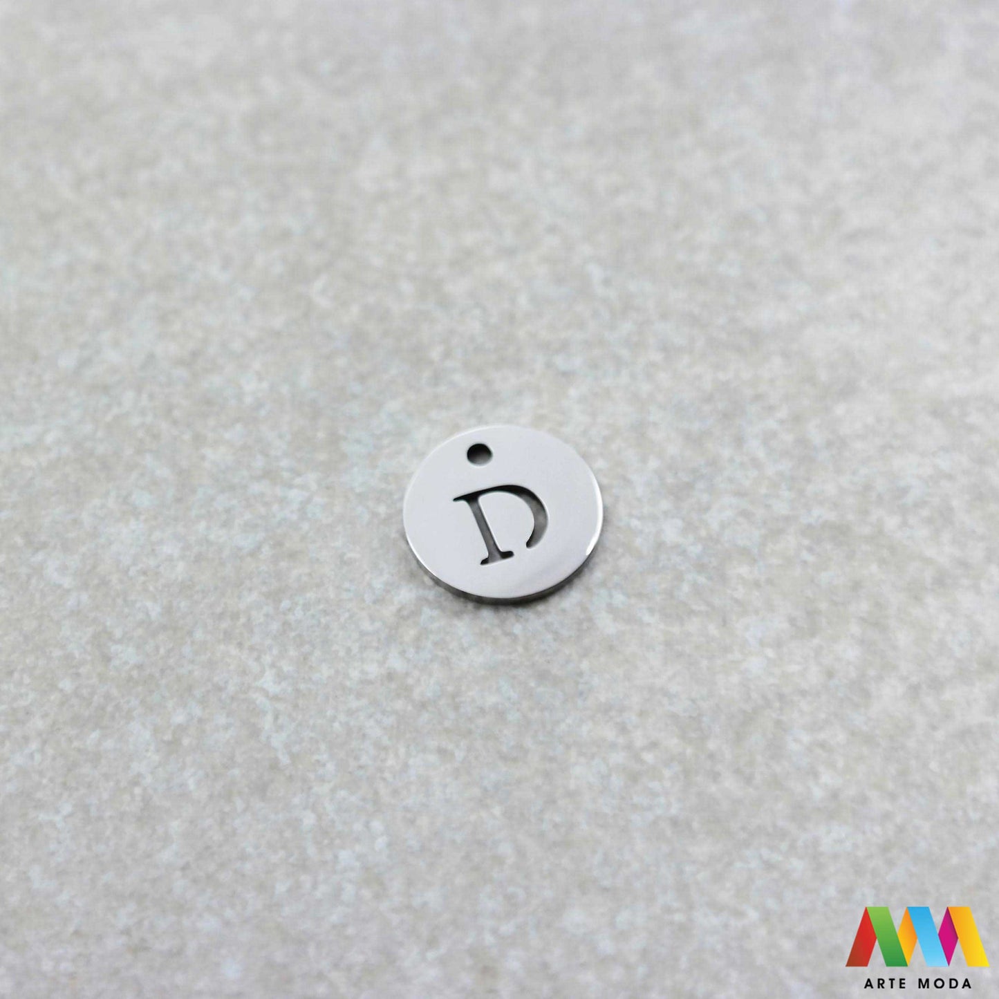 D slovo slova privjesak s jednom rupom privjesak od čelika privjesak čelik repromaterijal čelični ogrlice ogrlica narukvica narukvice nanožnica nehrđajući Slova izrađena od nehrđajućeg čelika 316L koja služe za izradu nakita poput narukvica ili ogrlica najčešće se koriste za nizanje na sajlu gumu flaks i ostale materijale