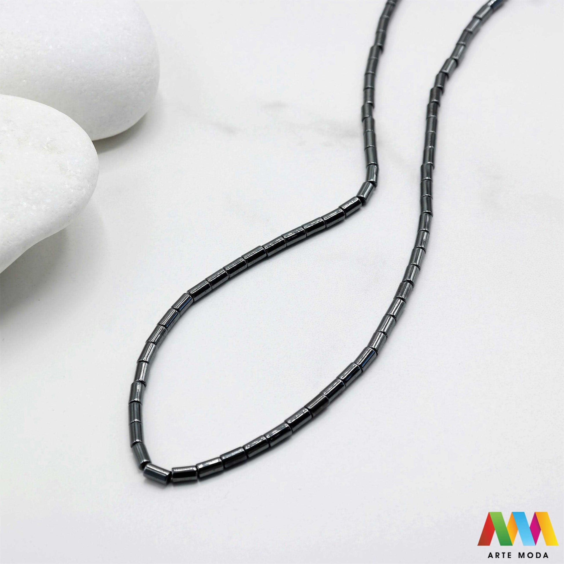 hematit krvavi kamen poludragi mineral metalni sjaj kvarc zrcalo kristal prirodni metalik meditacija zaštita repromaterijal Hematit (ili krvavi kamen) je prirodni mineral smeđe sive ili crne boje karakteriziran prisustvom hladnog metalnog sjaja Vjeruje se da pomaže u jačanju volje samopouzdanja i povezanosti s majkom zemljom Nakit izrađen od njega fascinira svojim tajanstvenim zrcalnim sjajem