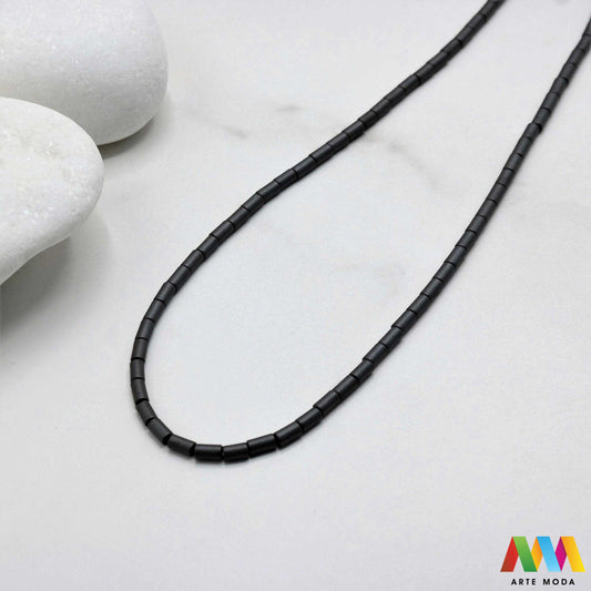 hematit krvavi kamen poludragi mineral metalni sjaj kvarc zrcalo kristal prirodni metalik meditacija zaštita repromaterijal Hematit (ili krvavi kamen) je prirodni mineral smeđe sive ili crne boje karakteriziran prisustvom hladnog metalnog sjaja Vjeruje se da pomaže u jačanju volje samopouzdanja i povezanosti s majkom zemljom Nakit izrađen od njega fascinira svojim tajanstvenim zrcalnim sjajem