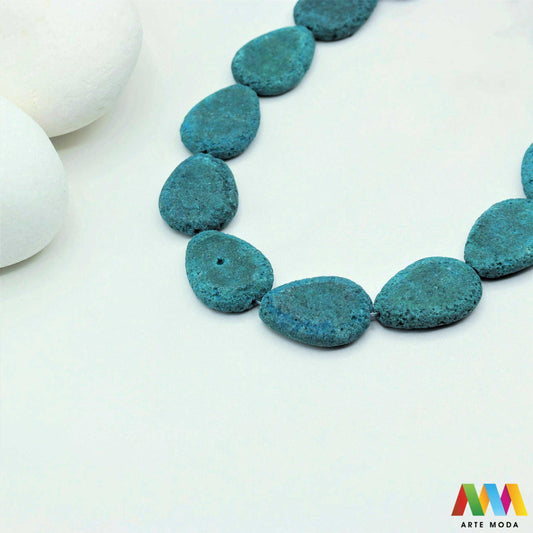 lava kamen vulkanska perle poludragi prirodni mat eterična ulja aromaterapija nakit izrada DIY repromaterijal mineral kristal narukvica ogrlica Tražite jedinstveni materijal za nakit Vulkanska lava je poludragi kamen s moćnom pričom Njegova porozna mat tekstura savršena je za izradu aromaterapijskog nakita jer sjajno upija i difuzira eterična ulja Lagan je simbolizira snagu i uzemljenje te je idealan za unisex i muške narukvice i ogrlice arte moda repromaterijal