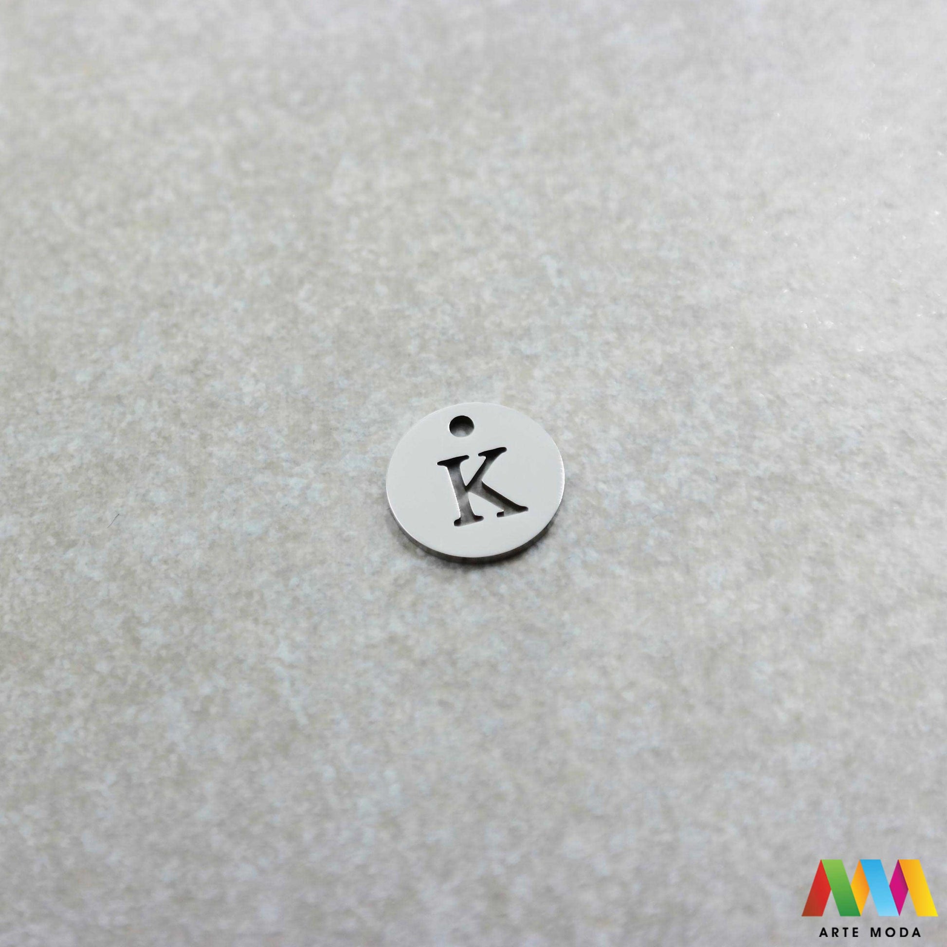 K slovo slova privjesak s jednom rupom privjesak od čelika privjesak čelik repromaterijal čelični ogrlice ogrlica narukvica narukvice nanožnica nehrđajući Slova izrađena od nehrđajućeg čelika 316L koja služe za izradu nakita poput narukvica ili ogrlica najčešće se koriste za nizanje na sajlu gumu flaks i ostale materijale