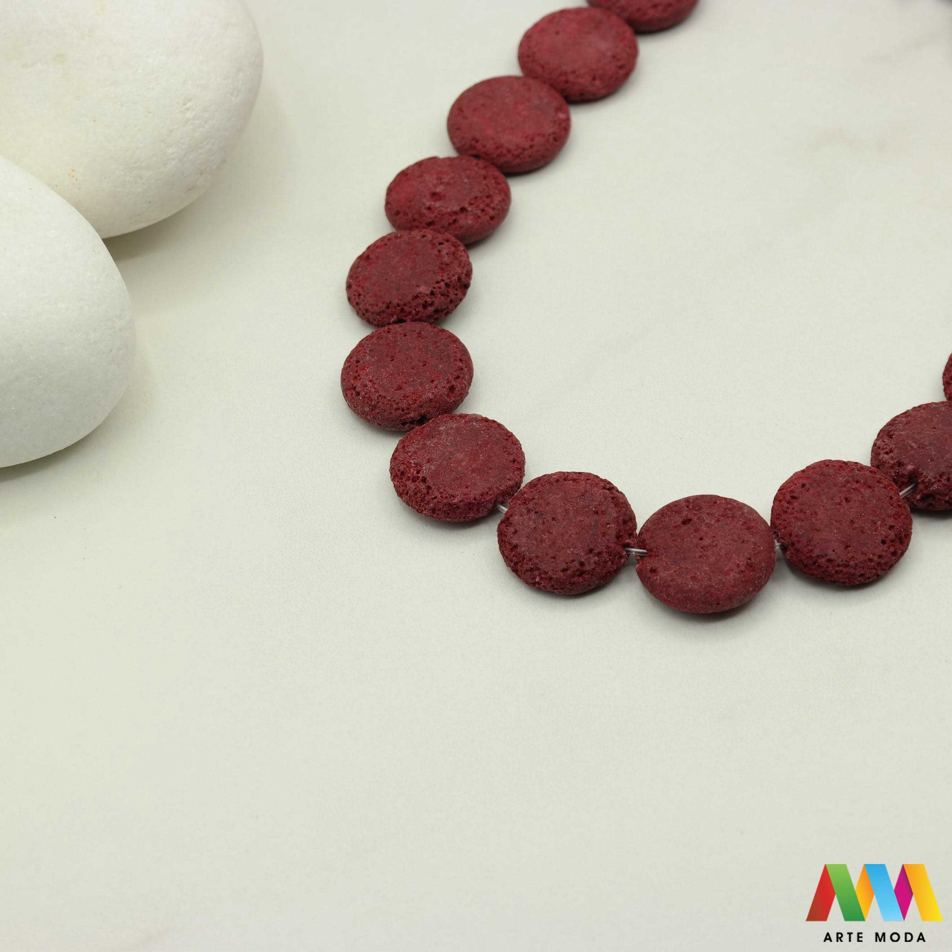 lava kamen vulkanska perle poludragi prirodni mat eterična ulja aromaterapija nakit izrada DIY repromaterijal mineral kristal narukvica ogrlica Tražite jedinstveni materijal za nakit Vulkanska lava je poludragi kamen s moćnom pričom Njegova porozna mat tekstura savršena je za izradu aromaterapijskog nakita jer sjajno upija i difuzira eterična ulja Lagan je simbolizira snagu i uzemljenje te je idealan za unisex i muške narukvice i ogrlice arte moda repromaterijal