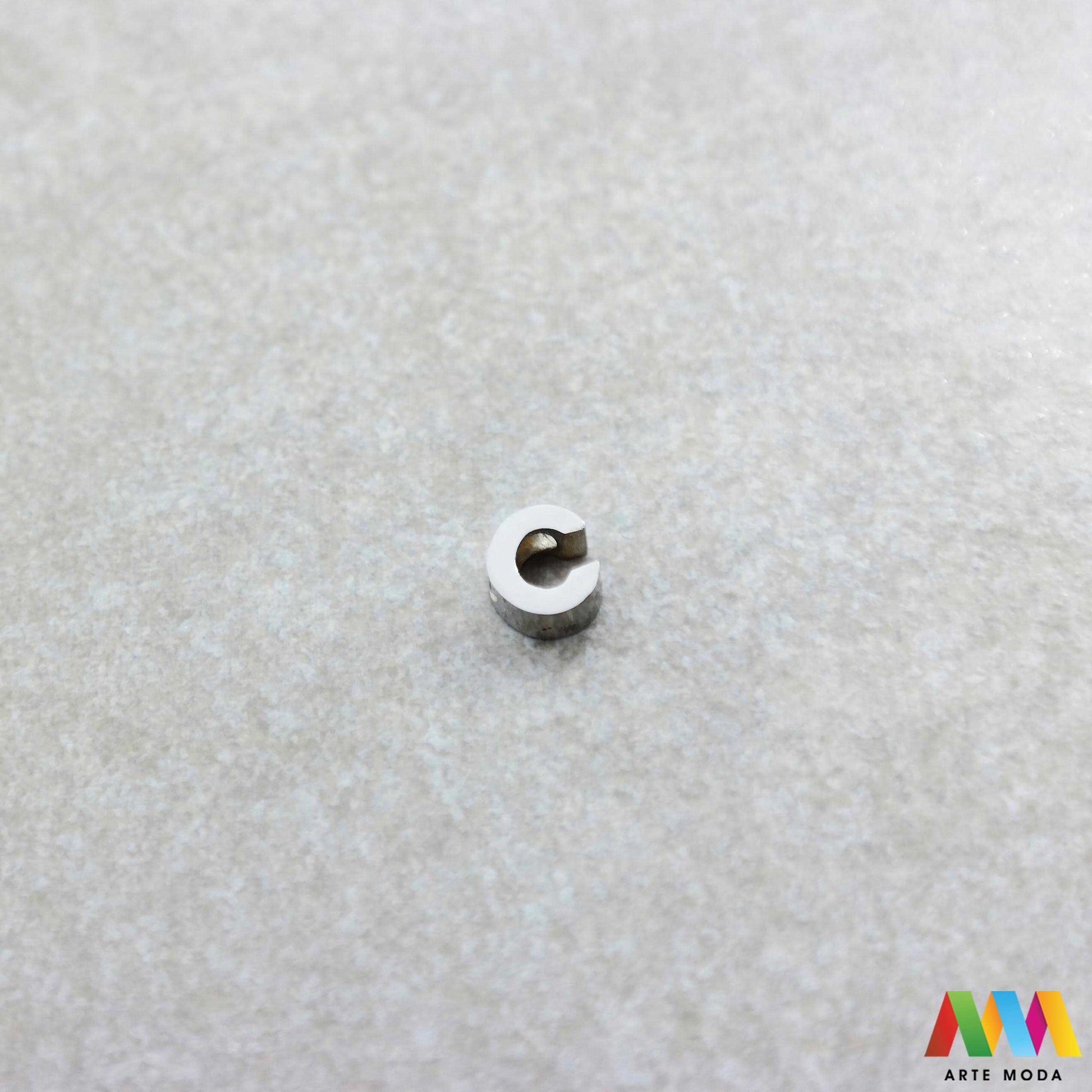 C slovo slova privjesak s jednom rupom privjesak od čelika privjesak čelik repromaterijal čelični ogrlice ogrlica narukvica narukvice nanožnica nehrđajući Slova izrađena od nehrđajućeg čelika 316L koja služe za izradu nakita poput narukvica ili ogrlica najčešće se koriste za nizanje na sajlu gumu flaks i ostale materijale