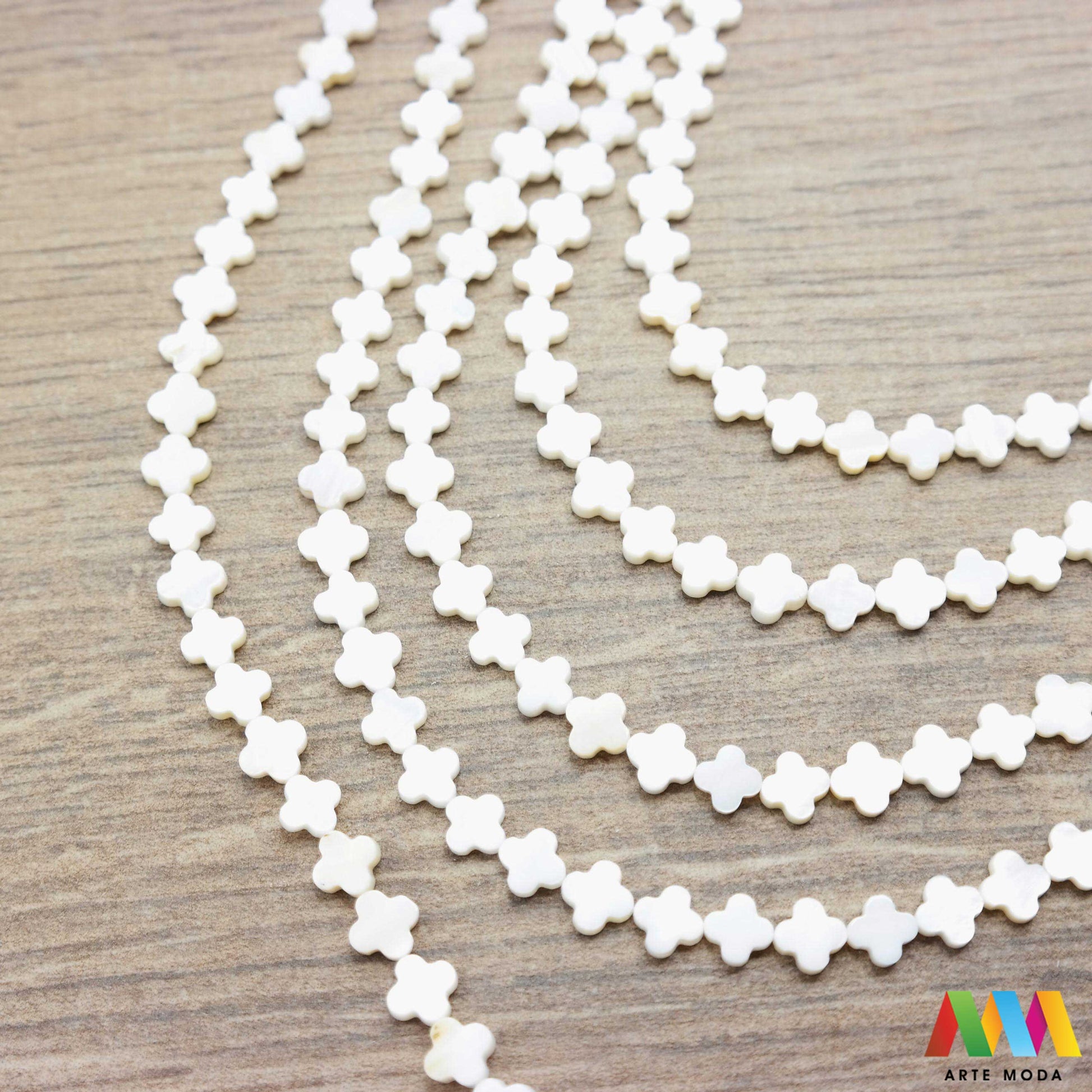 sedef školjka mekušac biser puž glavonožac kalcijev karbonat hitin poludrago kamenje repromaterijal poludragi kamen mineral Sedef je lako prepoznatljiva glatka tvar duginih boja koja tvori unutarnji sloj školjke određenih vrsta mekušaca i prekriva vanjski sloj bisera Sastoji se od kalcijevog karbonata kojeg izlučuju neki morski i slatkovodni mekušci te ga ova struktura čini otpornim na oštećenja dajući joj prepoznatljivi i jedinstveni sedefasti sjaj arte moda repromaterijal