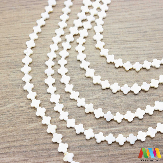 sedef školjka mekušac biser puž glavonožac kalcijev karbonat hitin poludrago kamenje repromaterijal poludragi kamen mineral Sedef je lako prepoznatljiva glatka tvar duginih boja koja tvori unutarnji sloj školjke određenih vrsta mekušaca i prekriva vanjski sloj bisera Sastoji se od kalcijevog karbonata kojeg izlučuju neki morski i slatkovodni mekušci te ga ova struktura čini otpornim na oštećenja dajući joj prepoznatljivi i jedinstveni sedefasti sjaj arte moda repromaterijal