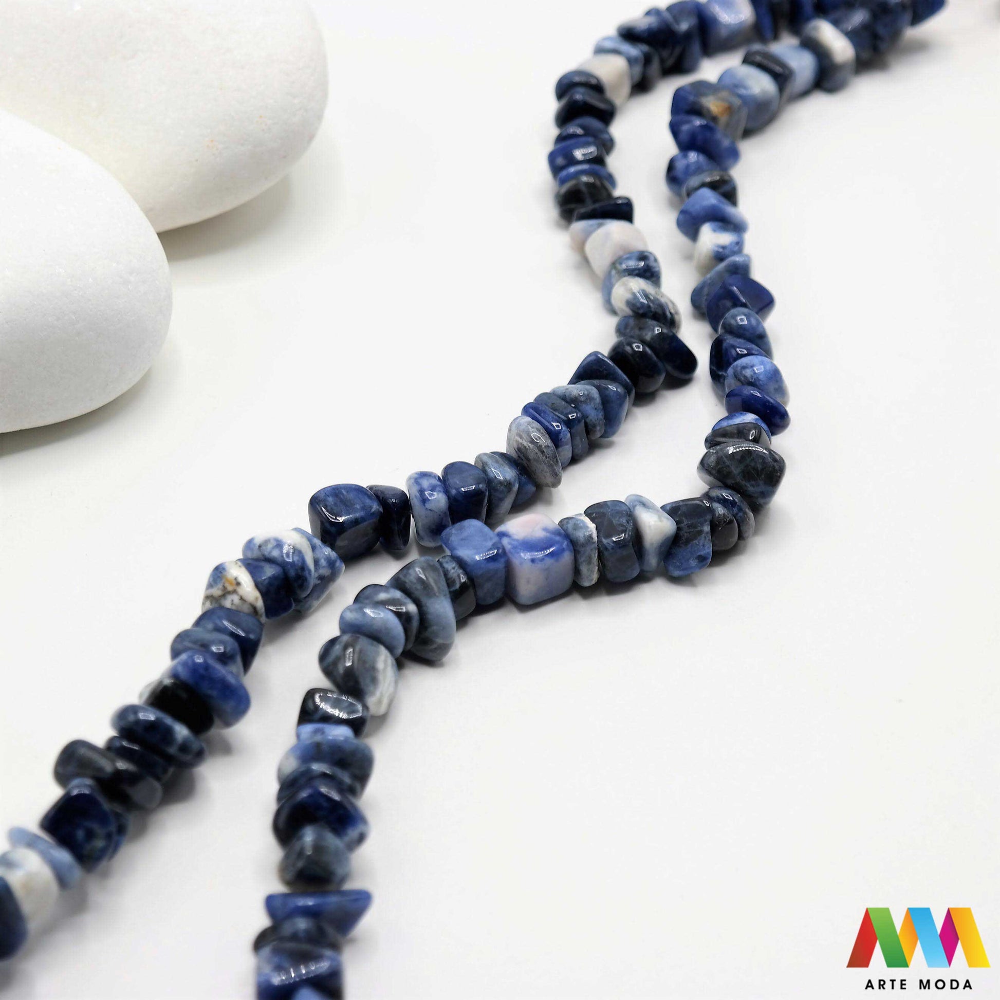 poludragi kamen čips kamenčići nakit diy ručni rad prirodni mineral kristal Sodalit Mali komadići prirodnog kamena različitih boja i tekstura idealni za izradu nakita dekoracija i umjetničkih projekata U našoj ponudi pronaći ćete široki izbor čipsa od popularnih poludragih kamenja poput ahata tirkiza ametista i mnogih drugih