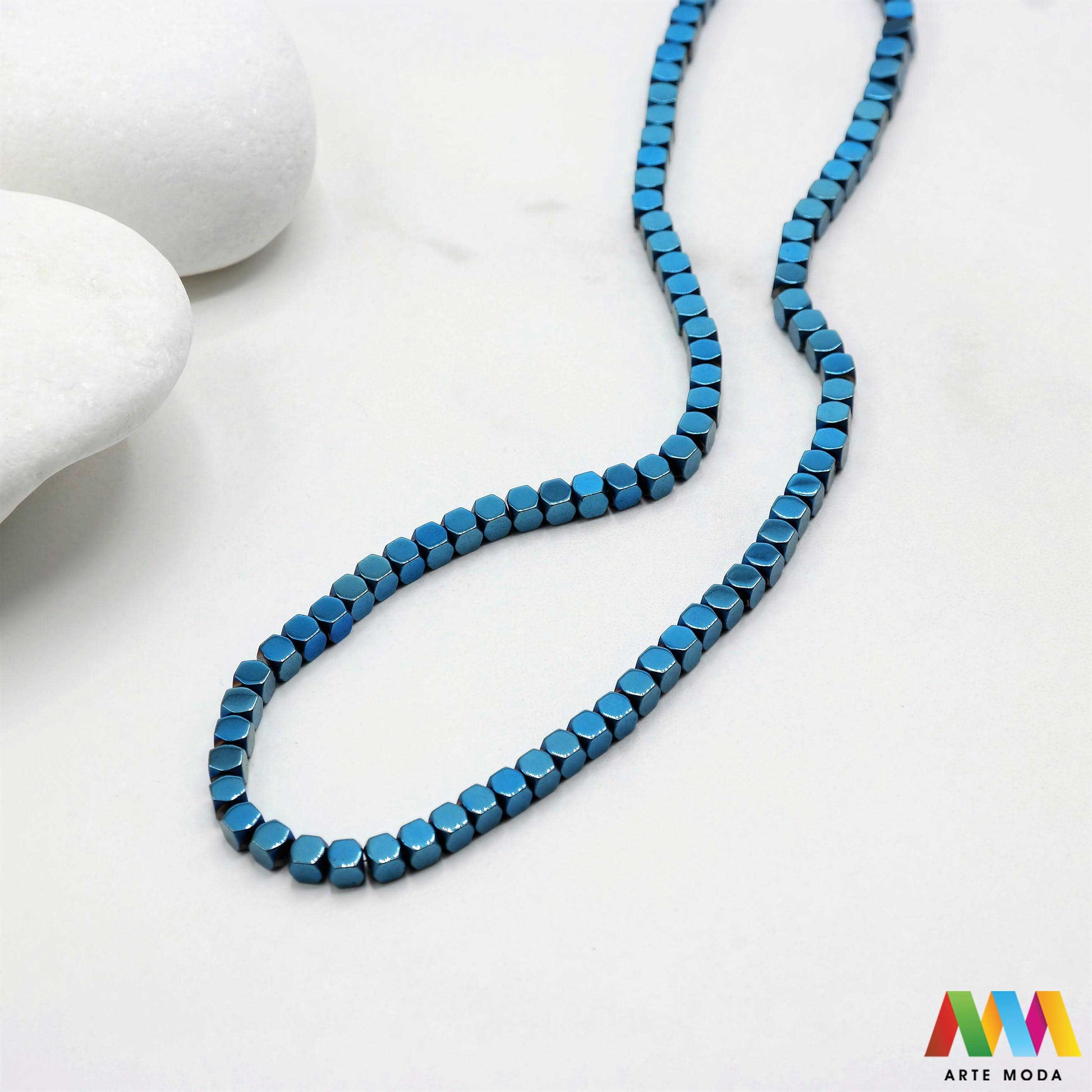 hematit krvavi kamen poludragi mineral metalni sjaj kvarc zrcalo kristal prirodni metalik meditacija zaštita repromaterijal Hematit (ili krvavi kamen) je prirodni mineral smeđe sive ili crne boje karakteriziran prisustvom hladnog metalnog sjaja Vjeruje se da pomaže u jačanju volje samopouzdanja i povezanosti s majkom zemljom Nakit izrađen od njega fascinira svojim tajanstvenim zrcalnim sjajem