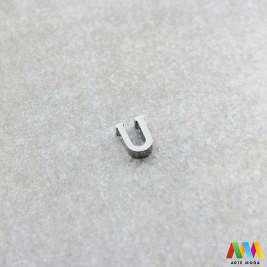 U slovo slova privjesak s jednom rupom privjesak od čelika privjesak čelik repromaterijal čelični ogrlice ogrlica narukvica narukvice nanožnica nehrđajući Slova izrađena od nehrđajućeg čelika 316L koja služe za izradu nakita poput narukvica ili ogrlica najčešće se koriste za nizanje na sajlu gumu flaks i ostale materijale