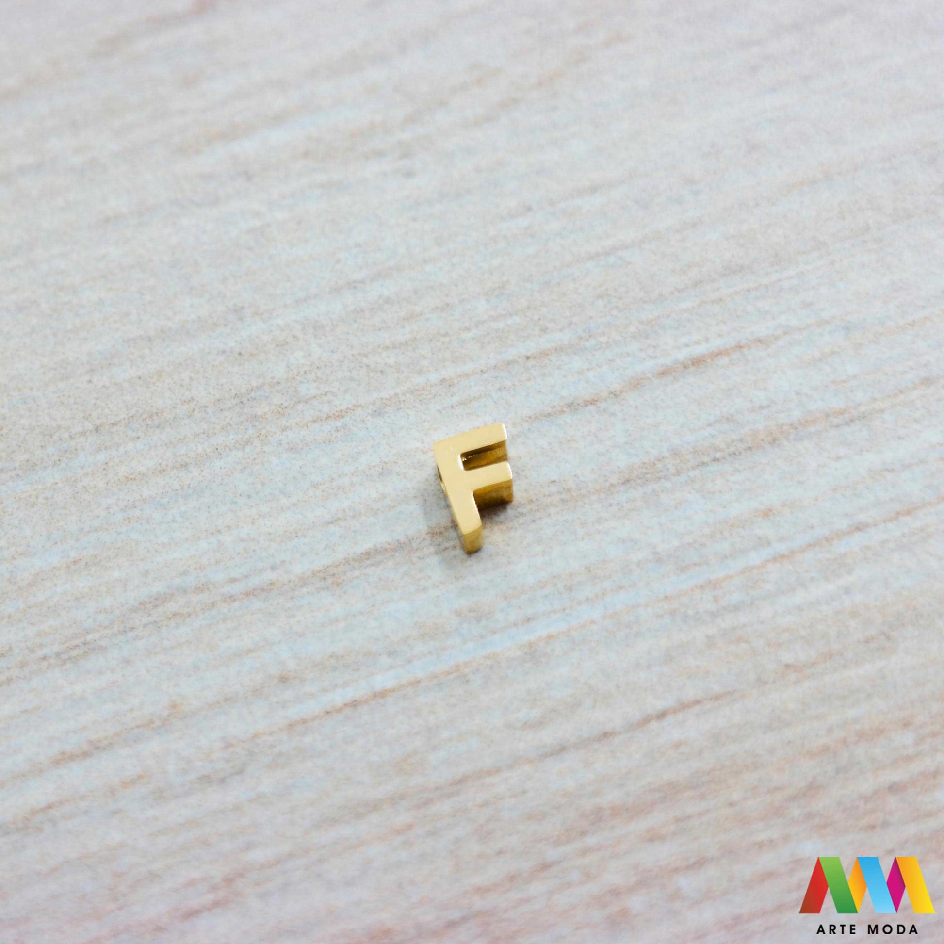 F slovo slova privjesak s jednom rupom privjesak od čelika privjesak čelik repromaterijal čelični ogrlice ogrlica narukvica narukvice nanožnica nehrđajući Slova izrađena od nehrđajućeg čelika 316L koja služe za izradu nakita poput narukvica ili ogrlica najčešće se koriste za nizanje na sajlu gumu flaks i ostale materijale