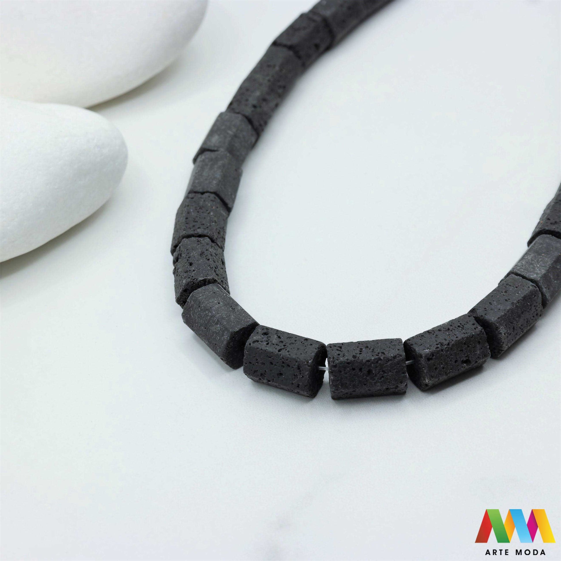 lava kamen vulkanska perle poludragi prirodni mat eterična ulja aromaterapija nakit izrada DIY repromaterijal mineral kristal narukvica ogrlica Tražite jedinstveni materijal za nakit Vulkanska lava je poludragi kamen s moćnom pričom Njegova porozna mat tekstura savršena je za izradu aromaterapijskog nakita jer sjajno upija i difuzira eterična ulja Lagan je simbolizira snagu i uzemljenje te je idealan za unisex i muške narukvice i ogrlice arte moda repromaterijal