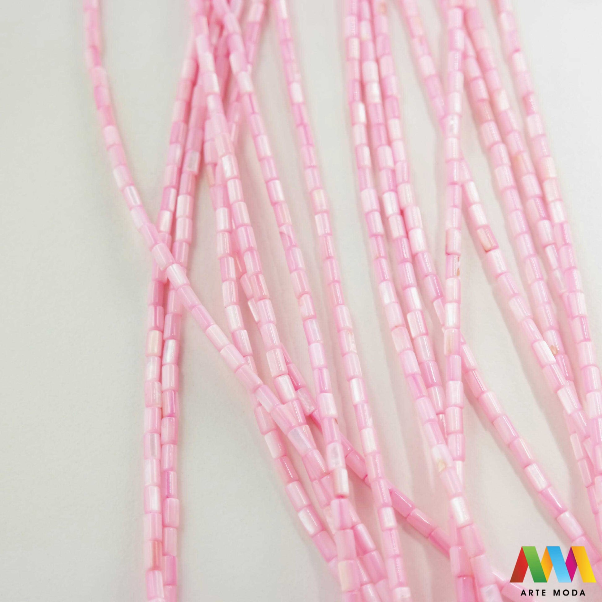 sedef školjka mekušac biser puž glavonožac kalcijev karbonat hitin poludrago kamenje repromaterijal poludragi kamen mineral Sedef je lako prepoznatljiva glatka tvar duginih boja koja tvori unutarnji sloj školjke određenih vrsta mekušaca i prekriva vanjski sloj bisera Sastoji se od kalcijevog karbonata kojeg izlučuju neki morski i slatkovodni mekušci te ga ova struktura čini otpornim na oštećenja dajući joj prepoznatljivi i jedinstveni sedefasti sjaj arte moda repromaterijal