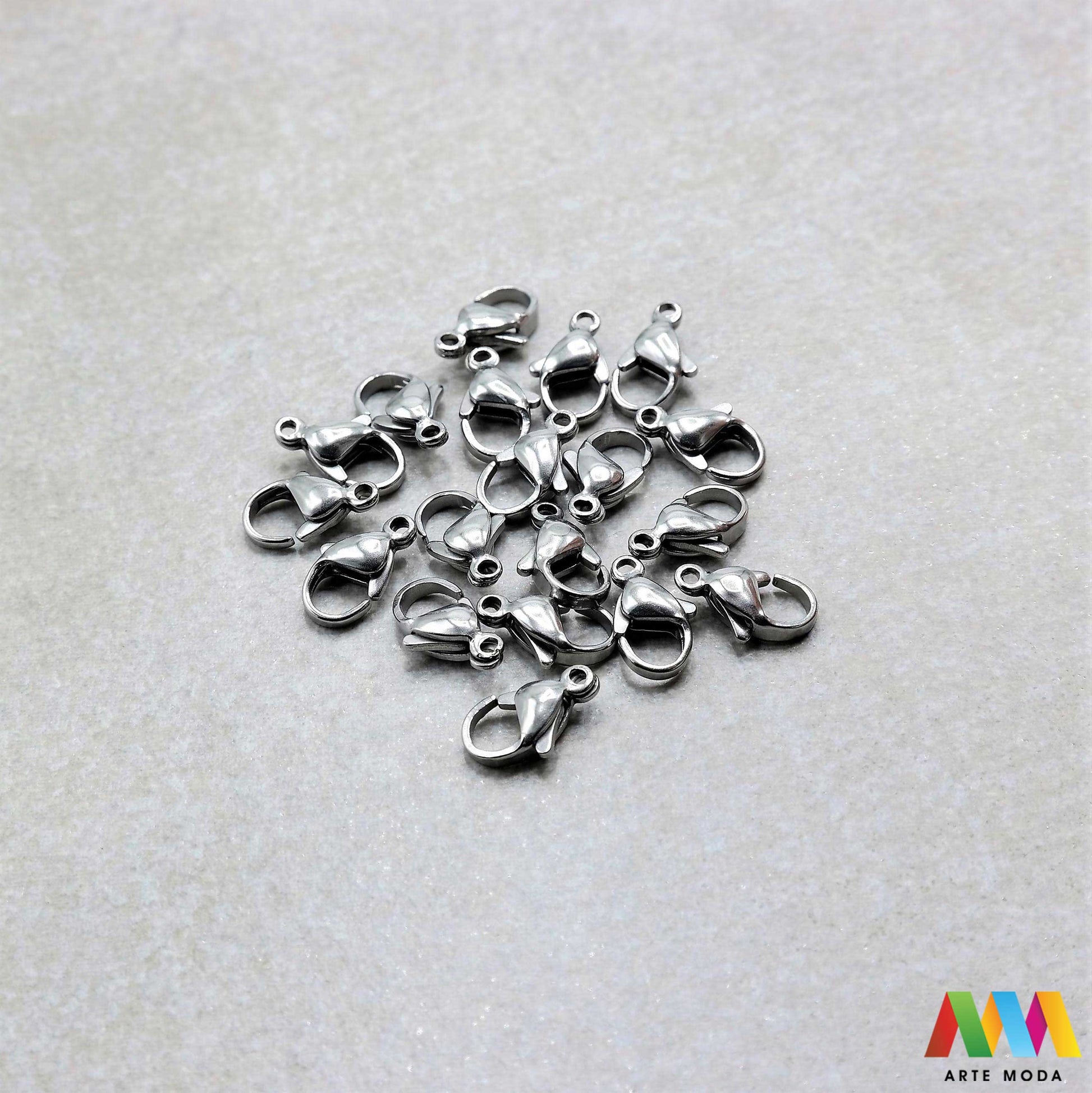 repromaterijal čelični kopče za nakit izradu nehrđajući čelik nakit pribor DIY nakit ogrlice narukvice lančiće nakitni elementi ručni rad čelične inox kopča zatvarači završeci karabin kreacije izdržljivih i elegantnih kopči od nehrđajućeg čelika klasična karabin kopča praktična magnetska kopča ili neki drugi model naše kopče sigurno zatvaranje i profesionalan izgled vašim narukvicama ogrlicama i lančićima DIY nakit kvaliteta koja traje otporna je na koroziju i hipoalergena arte moda repromaterijal