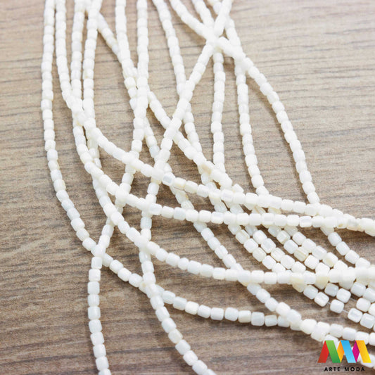 sedef školjka mekušac biser puž glavonožac kalcijev karbonat hitin poludrago kamenje repromaterijal poludragi kamen mineral Sedef je lako prepoznatljiva glatka tvar duginih boja koja tvori unutarnji sloj školjke određenih vrsta mekušaca i prekriva vanjski sloj bisera Sastoji se od kalcijevog karbonata kojeg izlučuju neki morski i slatkovodni mekušci te ga ova struktura čini otpornim na oštećenja dajući joj prepoznatljivi i jedinstveni sedefasti sjaj arte moda repromaterijal