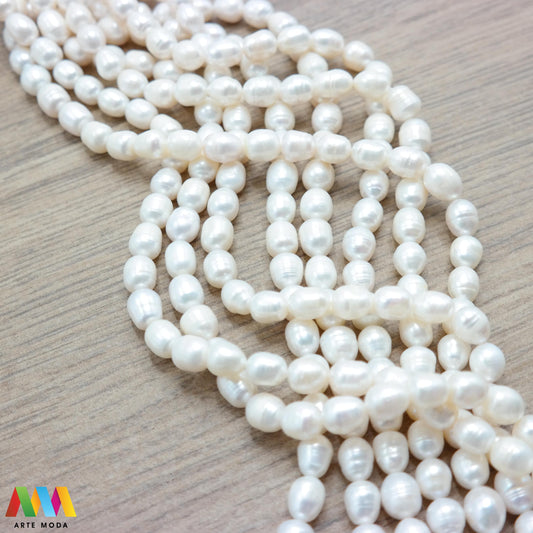 riječni biser zrno bisernica sedef školjka dragi kamen dragulj poludrago kamenje repromaterijal poludragi ukrasni mineral kristal Biser je zrnata tvorevina koja nastaje kod nekih mekušaca osobito kod školjaka bisernica Sastavljeni su od tankih koncentričnih slojeva sedefa i većinom su okruglasti Umjetno uzgojen biser pravi je dragulj mora kojega su stvorili zajednički napori prirode čovjeka i školjke - bisernice arte moda