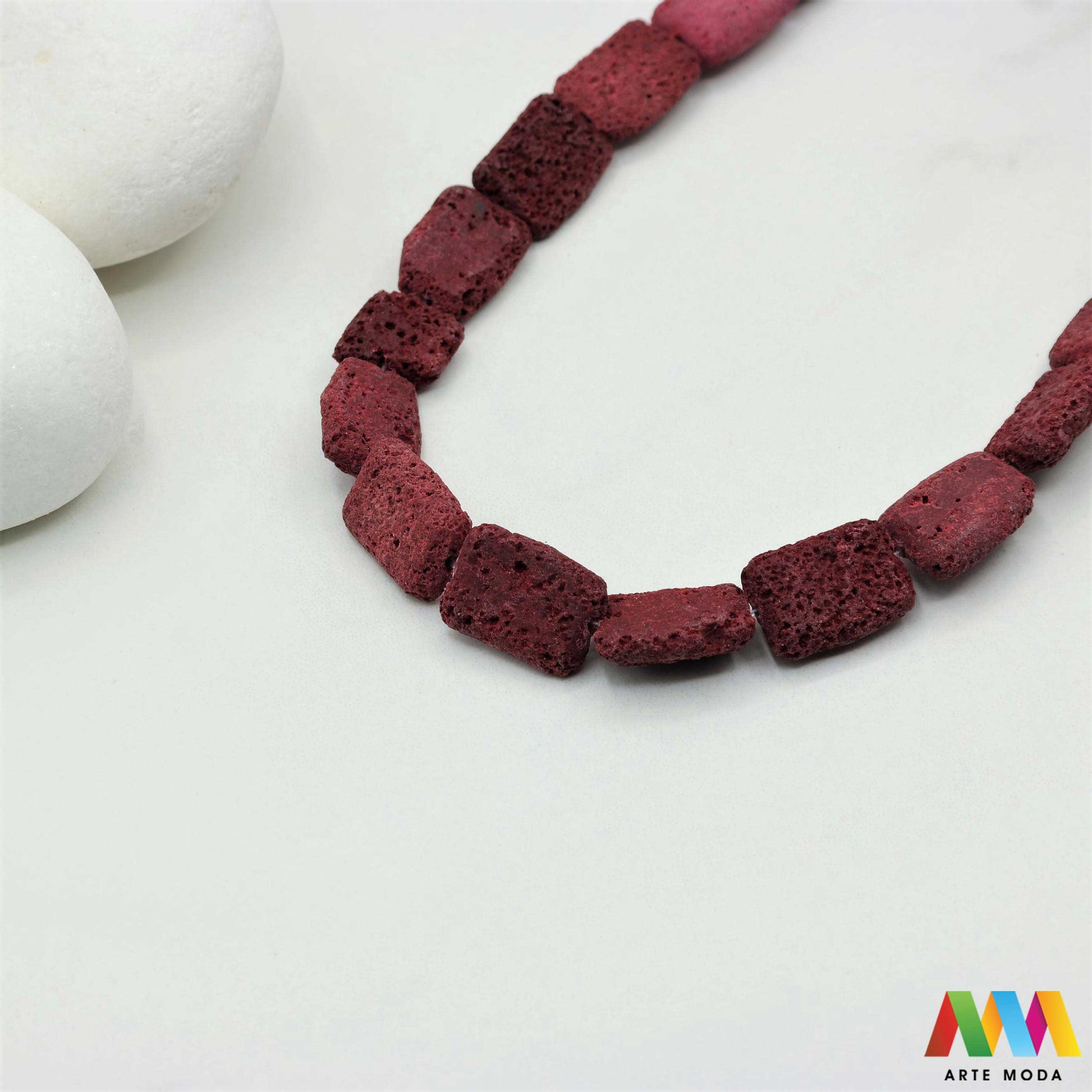 lava kamen vulkanska perle poludragi prirodni mat eterična ulja aromaterapija nakit izrada DIY repromaterijal mineral kristal narukvica ogrlica Tražite jedinstveni materijal za nakit Vulkanska lava je poludragi kamen s moćnom pričom Njegova porozna mat tekstura savršena je za izradu aromaterapijskog nakita jer sjajno upija i difuzira eterična ulja Lagan je simbolizira snagu i uzemljenje te je idealan za unisex i muške narukvice i ogrlice arte moda repromaterijal