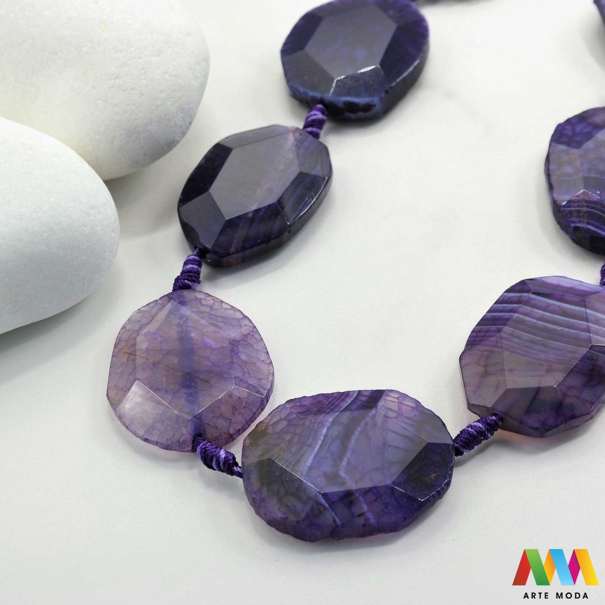 poludragi kamen ahat kristal kalcedon polu dragi poludrago kamenje dragulj mineral kvarc Ahat je jedan od najrasprostranjenijih kristala na planeti Ahat spada u grupu kalcedona izrazito je dekorativan te se od njega izrađuje lijepi nakit i ukrasni predmeti U Hrvatskoj je poznati Lepoglavski Ahat s brda Gaveznica