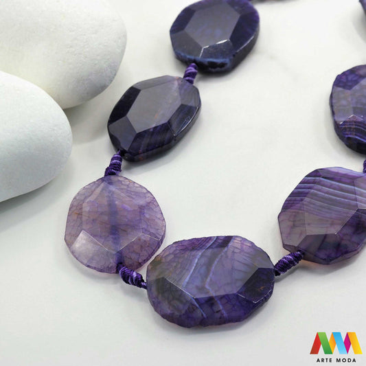 poludragi kamen ahat kristal kalcedon polu dragi poludrago kamenje dragulj mineral kvarc Ahat je jedan od najrasprostranjenijih kristala na planeti Ahat spada u grupu kalcedona izrazito je dekorativan te se od njega izrađuje lijepi nakit i ukrasni predmeti U Hrvatskoj je poznati Lepoglavski Ahat s brda Gaveznica