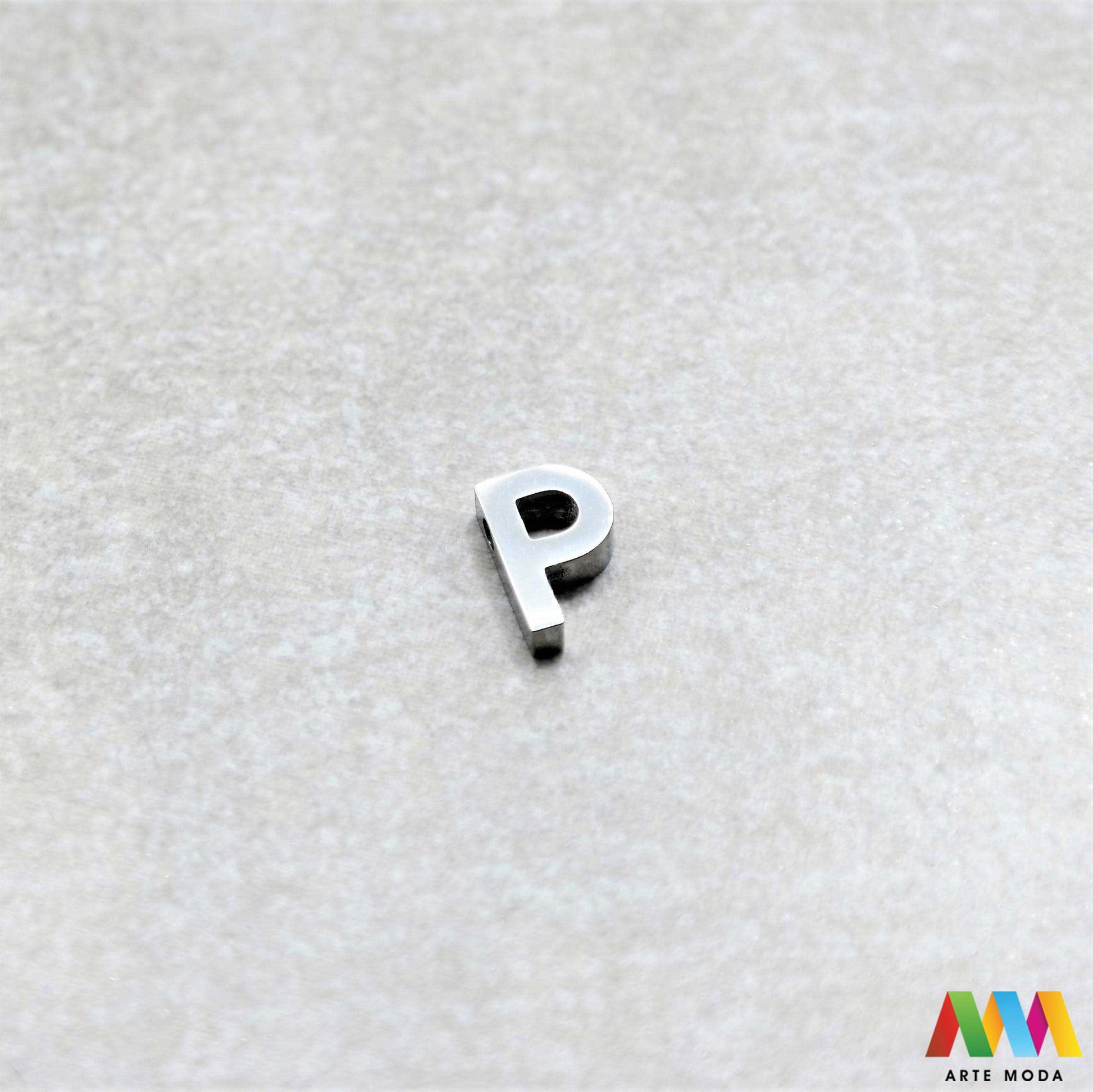 A slovo slova privjesak s jednom rupom privjesak od čelika privjesak čelik repromaterijal čelični ogrlice ogrlica narukvica narukvice nanožnica nehrđajući slova izrađena od nehrđajućeg čelika 316L koja služe za izradu nakita poput narukvica ili ogrlica najčešće se koriste za nizanje na sajlu, gumu, flaks i ostale materijale