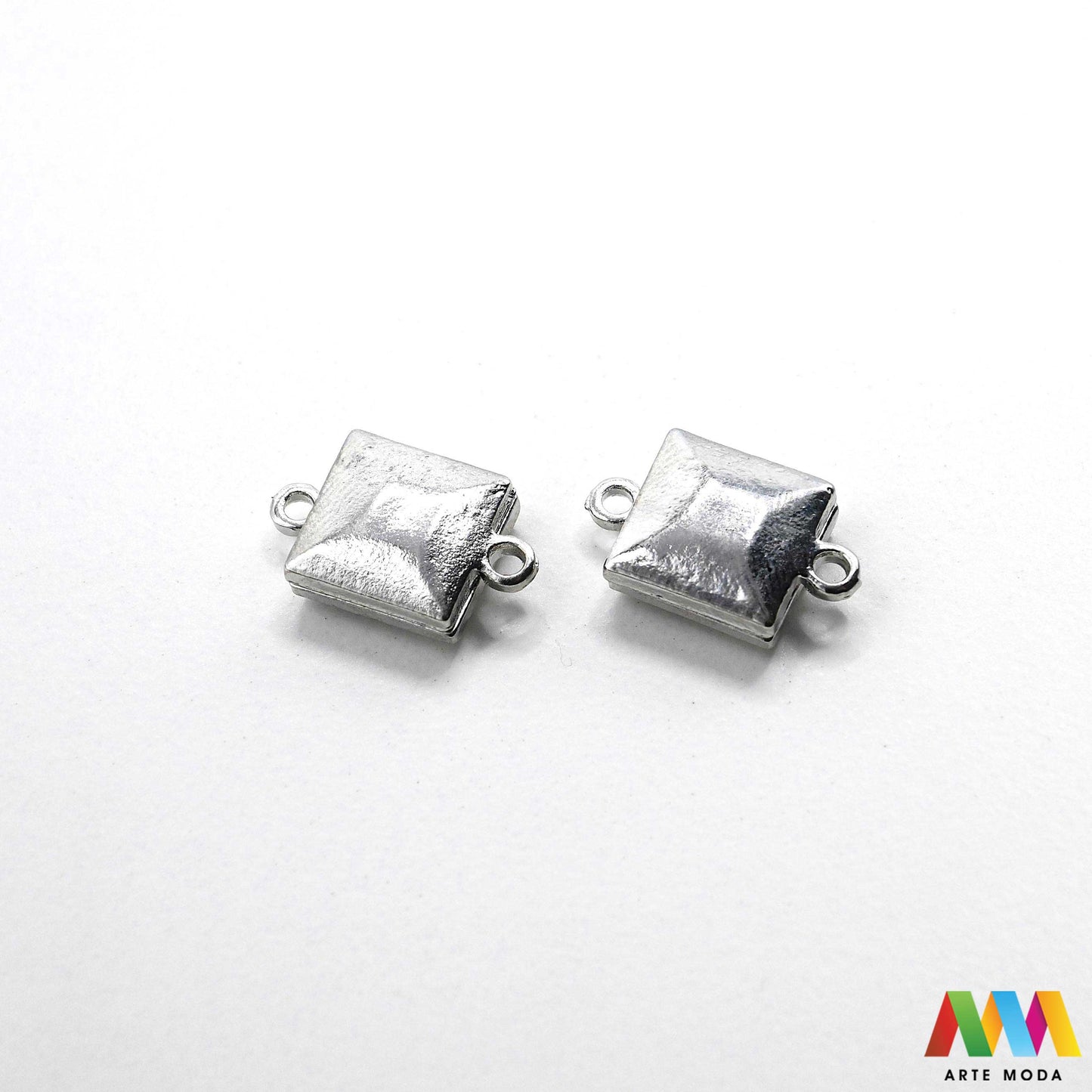 magnetne kopče magnet zatvarači metalne izrada nakita DIY lagano kopčanje metalni pribor narukvice ogrlice brzo zatvaranje magnetne nakit magnetni magneti brze za uradi sam kopča Kopčanje nakita u sekundi Magnetne kopče su najjednostavniji i najbrži zatvarači za narukvice i ogrlice Snažan magnet osigurava sigurno zatvaranje idealno za sve koji traže lako rukovanje Razni oblici i boje savršeni za elegantan i praktičan DIY nakit arte moda repromaterijal