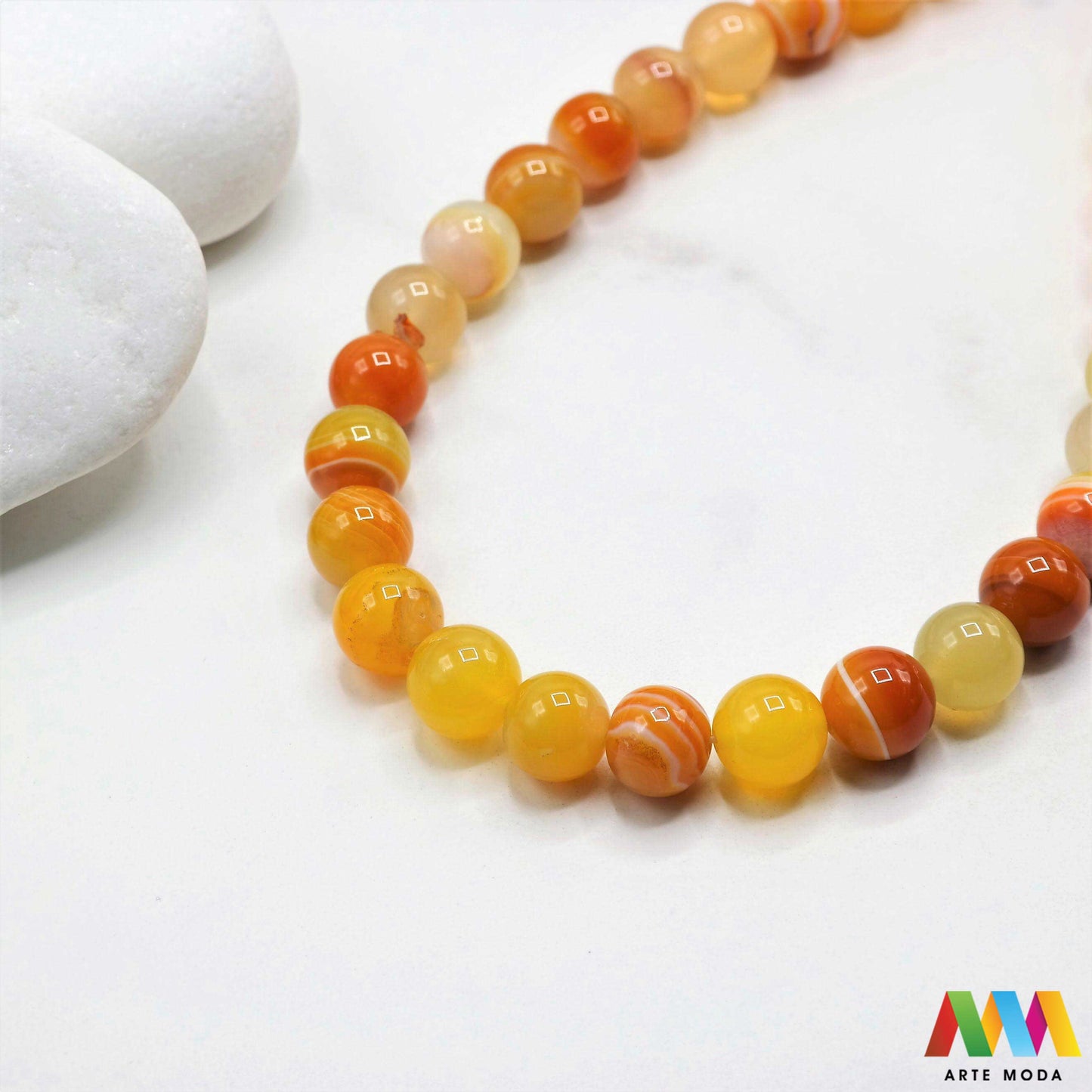 poludragi kamen ahat kristal kalcedon polu dragi poludrago kamenje dragulj mineral kvarc Ahat je jedan od najrasprostranjenijih kristala na planeti Ahat spada u grupu kalcedona izrazito je dekorativan te se od njega izrađuje lijepi nakit i ukrasni predmeti U Hrvatskoj je poznati Lepoglavski Ahat s brda Gaveznica