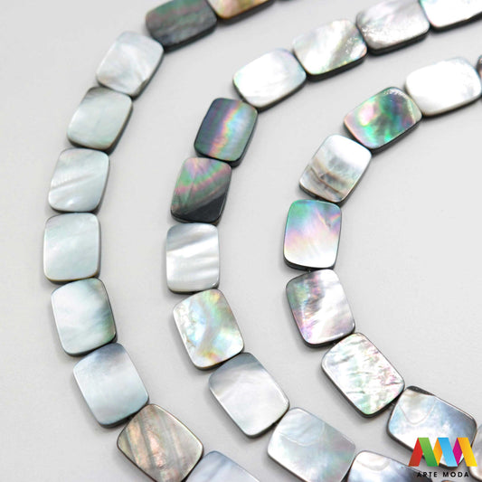 sedef školjka mekušac biser puž glavonožac kalcijev karbonat hitin poludrago kamenje repromaterijal poludragi kamen mineral Sedef je lako prepoznatljiva glatka tvar duginih boja koja tvori unutarnji sloj školjke određenih vrsta mekušaca i prekriva vanjski sloj bisera Sastoji se od kalcijevog karbonata kojeg izlučuju neki morski i slatkovodni mekušci te ga ova struktura čini otpornim na oštećenja dajući joj prepoznatljivi i jedinstveni sedefasti sjaj arte moda repromaterijal