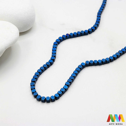 hematit krvavi kamen poludragi mineral metalni sjaj kvarc zrcalo kristal prirodni metalik meditacija zaštita repromaterijal Hematit (ili krvavi kamen) je prirodni mineral smeđe sive ili crne boje karakteriziran prisustvom hladnog metalnog sjaja Vjeruje se da pomaže u jačanju volje samopouzdanja i povezanosti s majkom zemljom Nakit izrađen od njega fascinira svojim tajanstvenim zrcalnim sjajem