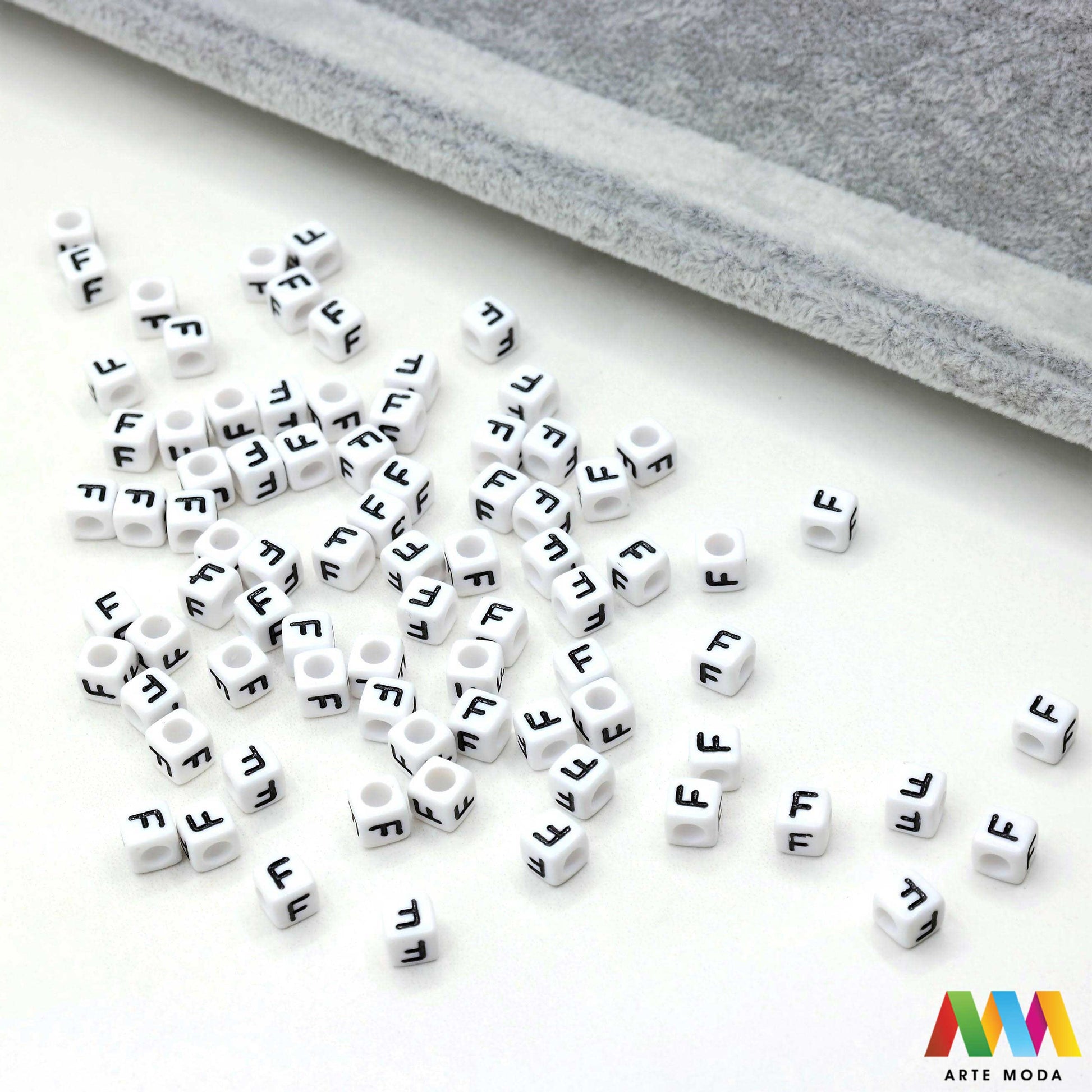 slova brojevi plastične nizanje imenom narukvice prijateljstva dječji nakit personalizirani kockaste perle okrugle abeceda DIY ručni rad izrada mix mješana Stvorite personalizirani nakit s našim plastičnim slovima i brojevima Perle u obliku kocki i krugova idealne su za izradu narukvica s imenom i porukama Lagane su šarene i savršene za dječji nakit i narukvice prijateljstva Lako nizanje za maksimalnu uradi sam zabavu arte moda repromaterijal