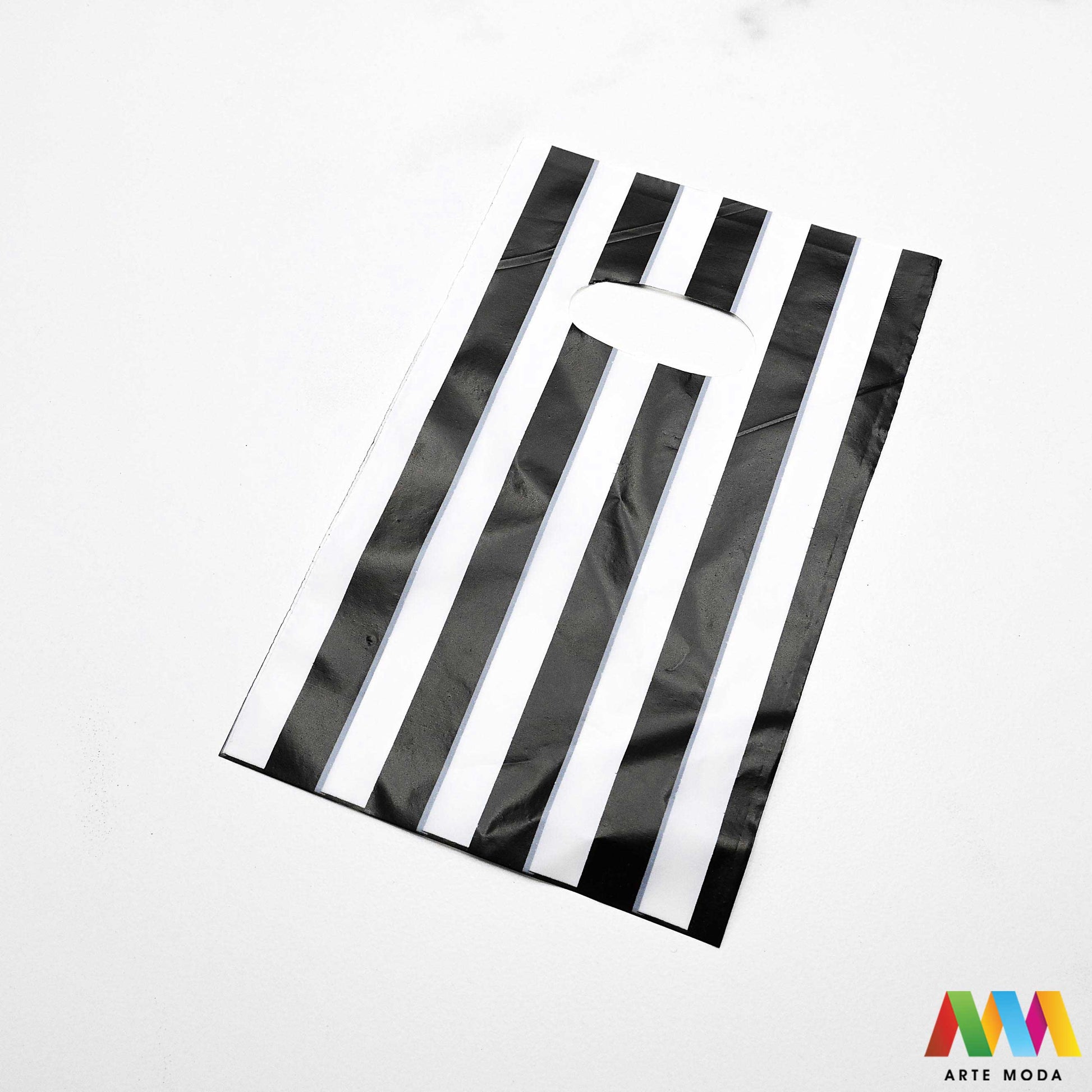 plastične poklon vrećice vrećica ambalaža pakiranje s ručkom poklone male srednje velike pvc pp polietilen Ukrasne poklon vrećice u raznim bojama i veličinama izrađene od plastike prikladne su za pakiranje svih vrsta poklona te se mogu koristi kao ambalaža za nakit poput narukvica ili ogrlica