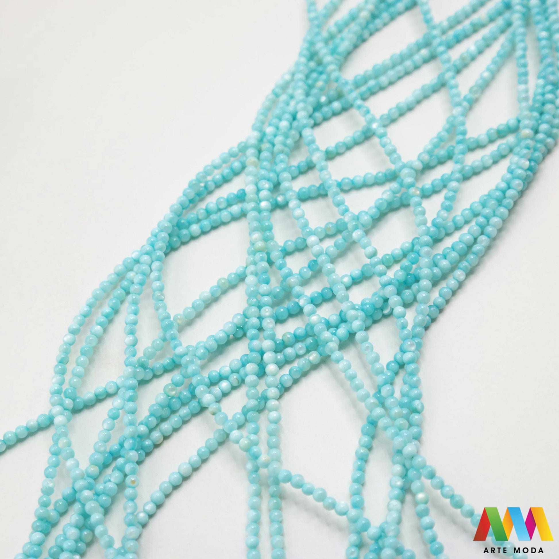 sedef školjka mekušac biser puž glavonožac kalcijev karbonat hitin poludrago kamenje repromaterijal poludragi kamen mineral Sedef je lako prepoznatljiva glatka tvar duginih boja koja tvori unutarnji sloj školjke određenih vrsta mekušaca i prekriva vanjski sloj bisera Sastoji se od kalcijevog karbonata kojeg izlučuju neki morski i slatkovodni mekušci te ga ova struktura čini otpornim na oštećenja dajući joj prepoznatljivi i jedinstveni sedefasti sjaj arte moda repromaterijal