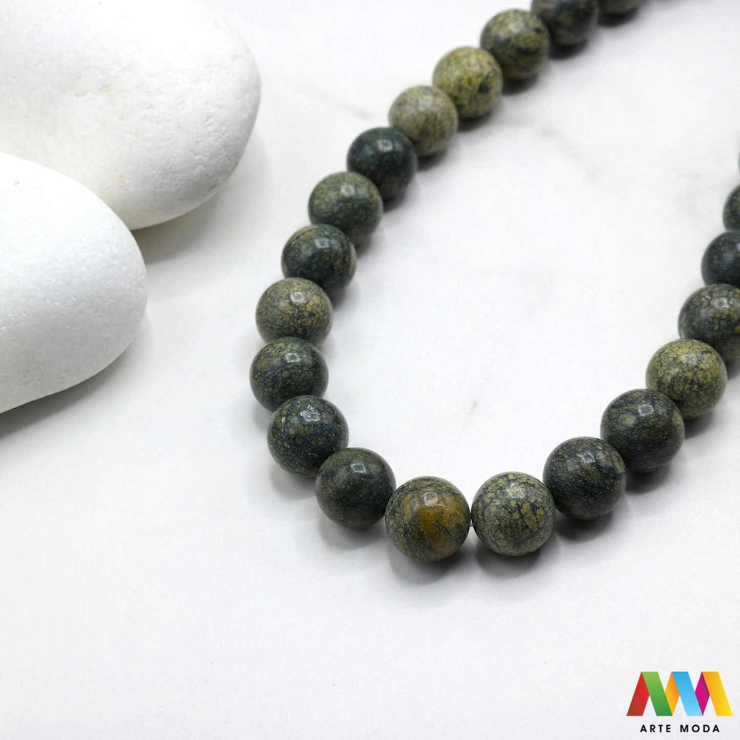 serpentin kamen poludragi mineral zeleni smeđi zmija glatka ljuska kristal prirodni ogrlica narukvica mrljasti Serpentin je zelenkasti smećkasti ili mrljasti mineral koji se obično nalazi u serpentinitu Ime dolazi od latinske riječi serpentinus što znači "kao zmija" Najčešće je zelenkaste boje glatke ili ljuskaste površine Mnoge vrste Serpentina korištene su za nakit i rezbarenje tvrdog kamena ponekad pod nazivom "lažni žad" ili "tetonski žad"