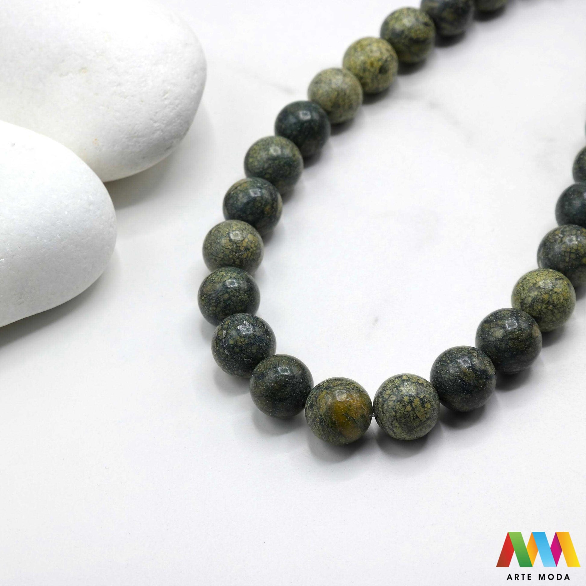 serpentin kamen poludragi mineral zeleni smeđi zmija glatka ljuska kristal prirodni ogrlica narukvica mrljasti Serpentin je zelenkasti smećkasti ili mrljasti mineral koji se obično nalazi u serpentinitu Ime dolazi od latinske riječi serpentinus što znači "kao zmija" Najčešće je zelenkaste boje glatke ili ljuskaste površine Mnoge vrste Serpentina korištene su za nakit i rezbarenje tvrdog kamena ponekad pod nazivom "lažni žad" ili "tetonski žad"