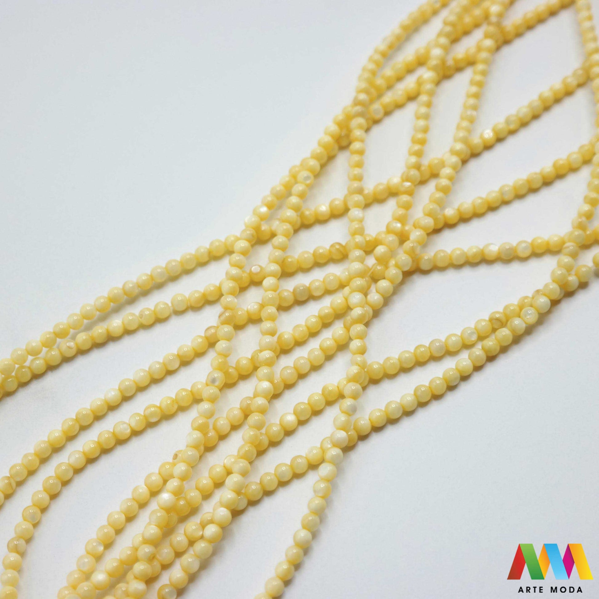 sedef školjka mekušac biser puž glavonožac kalcijev karbonat hitin poludrago kamenje repromaterijal poludragi kamen mineral Sedef je lako prepoznatljiva glatka tvar duginih boja koja tvori unutarnji sloj školjke određenih vrsta mekušaca i prekriva vanjski sloj bisera Sastoji se od kalcijevog karbonata kojeg izlučuju neki morski i slatkovodni mekušci te ga ova struktura čini otpornim na oštećenja dajući joj prepoznatljivi i jedinstveni sedefasti sjaj arte moda repromaterijal