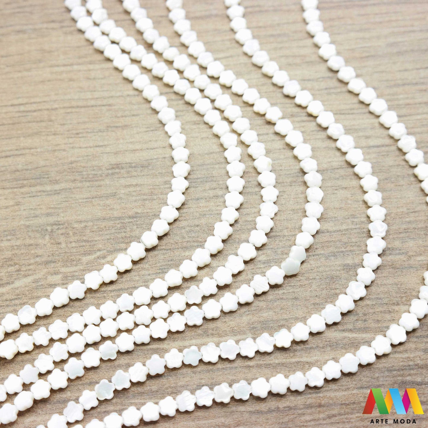 sedef školjka mekušac biser puž glavonožac kalcijev karbonat hitin poludrago kamenje repromaterijal poludragi kamen mineral Sedef je lako prepoznatljiva glatka tvar duginih boja koja tvori unutarnji sloj školjke određenih vrsta mekušaca i prekriva vanjski sloj bisera Sastoji se od kalcijevog karbonata kojeg izlučuju neki morski i slatkovodni mekušci te ga ova struktura čini otpornim na oštećenja dajući joj prepoznatljivi i jedinstveni sedefasti sjaj arte moda repromaterijal