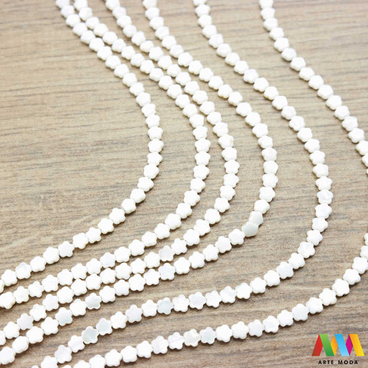 sedef školjka mekušac biser puž glavonožac kalcijev karbonat hitin poludrago kamenje repromaterijal poludragi kamen mineral Sedef je lako prepoznatljiva glatka tvar duginih boja koja tvori unutarnji sloj školjke određenih vrsta mekušaca i prekriva vanjski sloj bisera Sastoji se od kalcijevog karbonata kojeg izlučuju neki morski i slatkovodni mekušci te ga ova struktura čini otpornim na oštećenja dajući joj prepoznatljivi i jedinstveni sedefasti sjaj arte moda repromaterijal