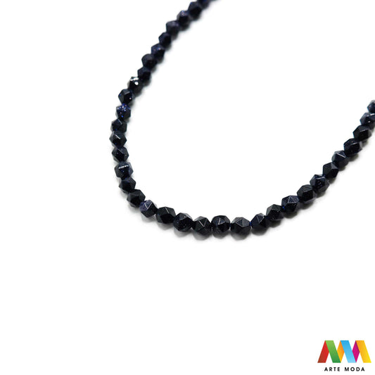 pustinjska noć dragi kvarc pijesak kobalt glinenac mangan krom bakar kamen dragulj poludrago kamenje repromaterijal poludragi ukrasni mineral kristal prirodni Zaronite u dubine svemira s ovim očaravajućim poludragim kamenom! Pustinjska noć sa svojim tamnim misterioznim tonovima isprepletenim svjetlucavim inkluzijama dočarava ljepotu zvjezdanog neba Njegova jedinstvena pojava čini ga savršenim za izradu upečatljivog nakita i dodavanje daška misterije vašoj kolekciji kristala arte moda repromaterijal