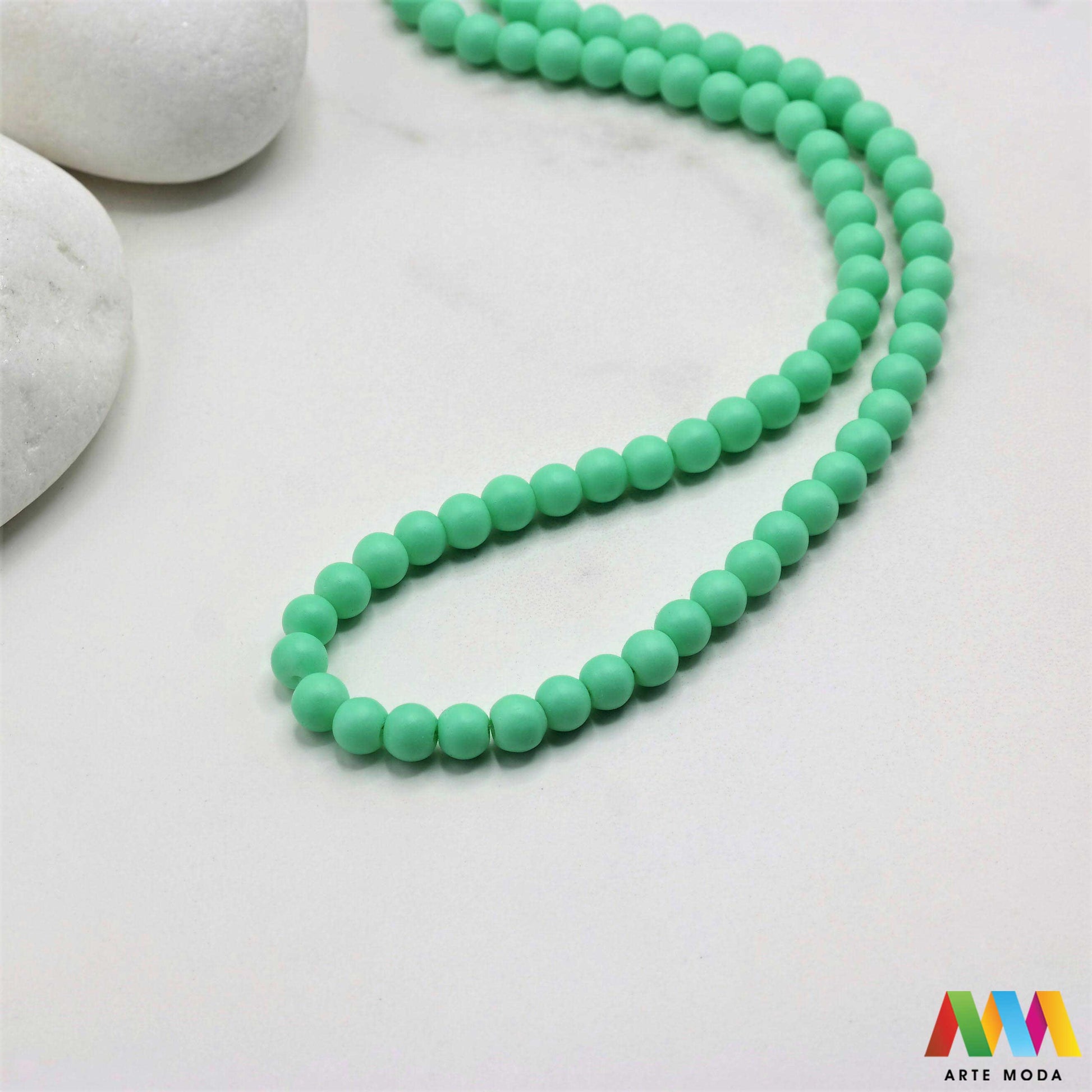 stakleni niz staklo perle zrna zrno staklena perla okrugle okrugla Staklene okrugle perle koje služe za nizanje i izradu nakita poput narukvica i ogrlica te torbica i ostalih modnih dodataka