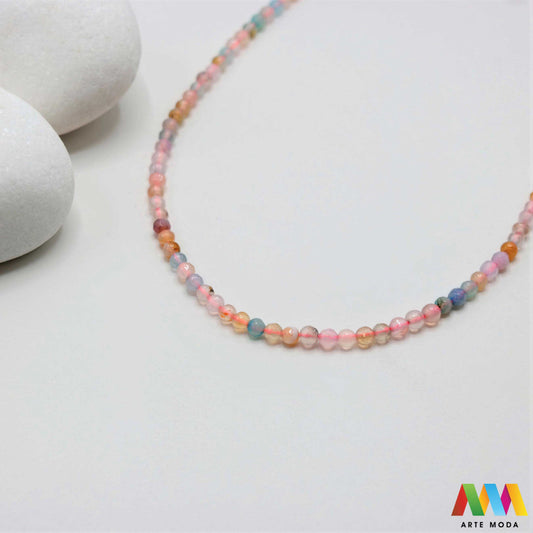 poludragi kamen ahat kristal kalcedon polu dragi poludrago kamenje dragulj mineral kvarc Ahat je jedan od najrasprostranjenijih kristala na planeti Ahat spada u grupu kalcedona izrazito je dekorativan te se od njega izrađuje lijepi nakit i ukrasni predmeti U Hrvatskoj je poznati Lepoglavski Ahat s brda Gaveznica