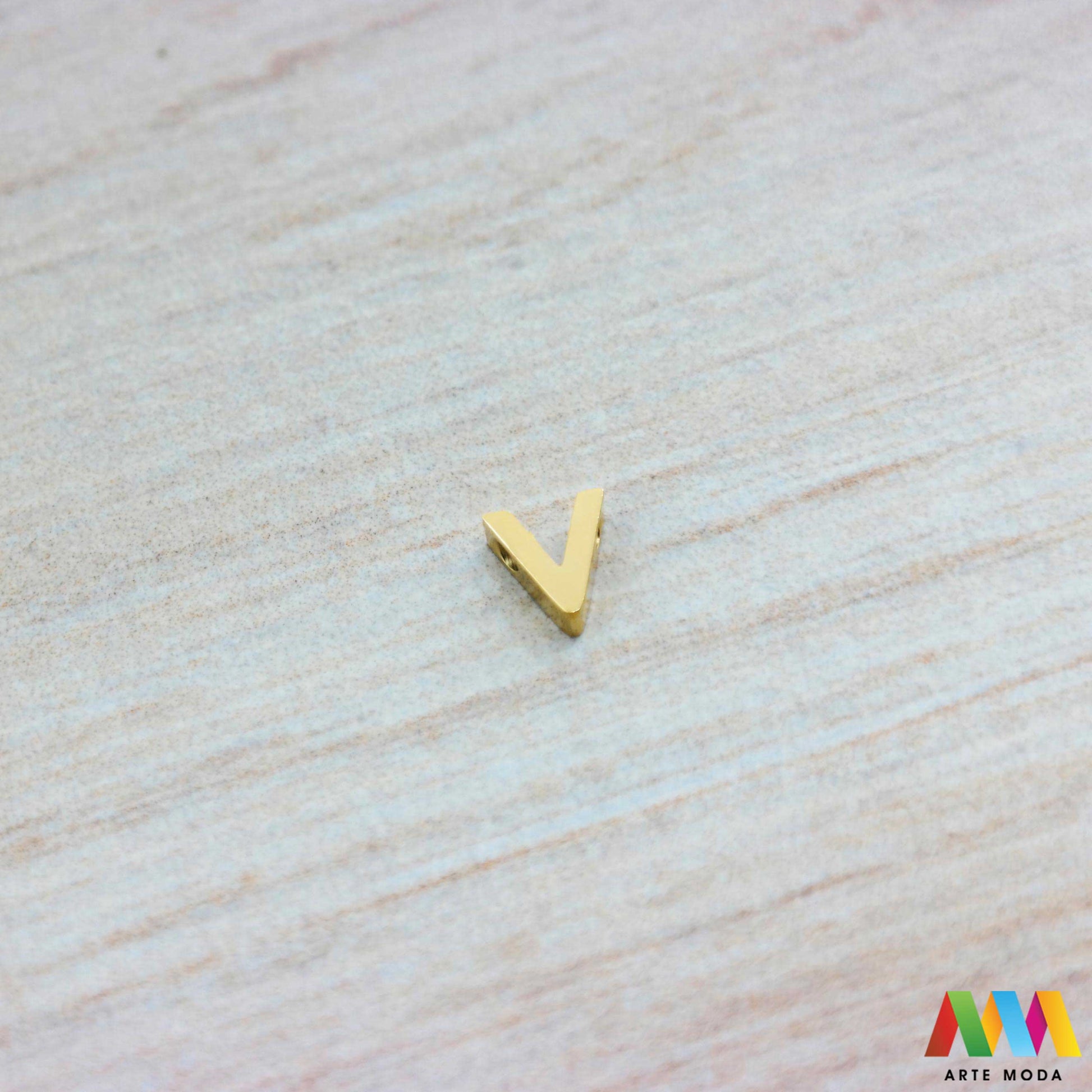 V slovo slova privjesak s jednom rupom privjesak od čelika privjesak čelik repromaterijal čelični ogrlice ogrlica narukvica narukvice nanožnica nehrđajući Slova izrađena od nehrđajućeg čelika 316L koja služe za izradu nakita poput narukvica ili ogrlica najčešće se koriste za nizanje na sajlu gumu flaks i ostale materijale